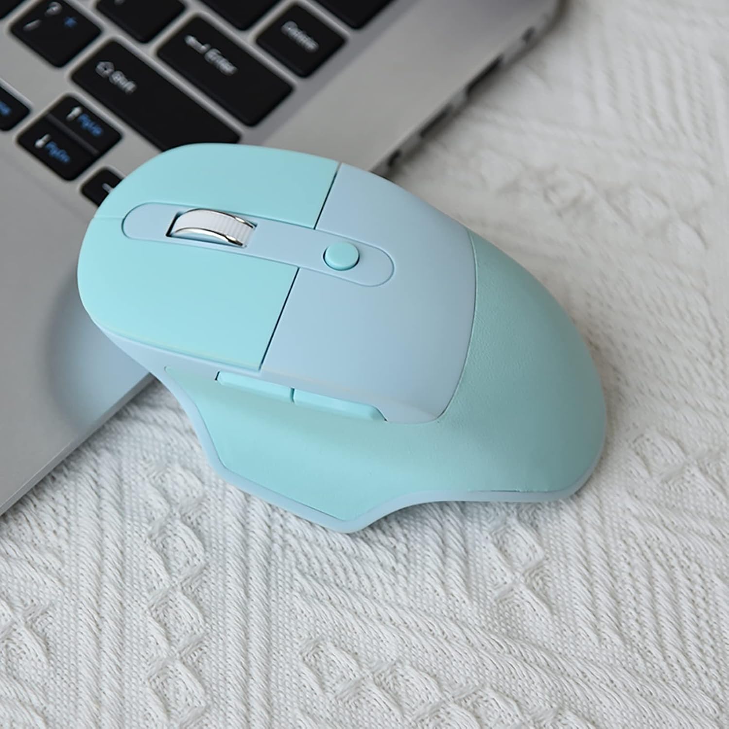 Lomiluskr mouse connected to a laptop via USB receiver
