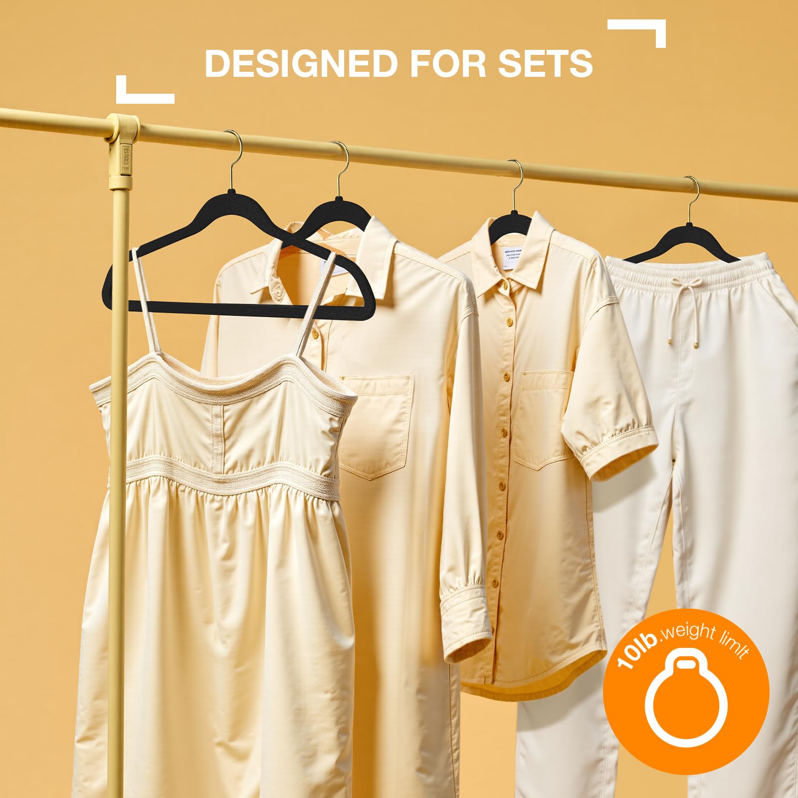 Korpai Kleiderbügel aus schwarzem Samt, rutschfest, strapazierfähig, platzsparend, schmale Kleiderbügel für Hosen, Outfits, Röcke, Anzüge, Mäntel, Kleider usw., Filz-Kleiderbügel mit goldfarbenem