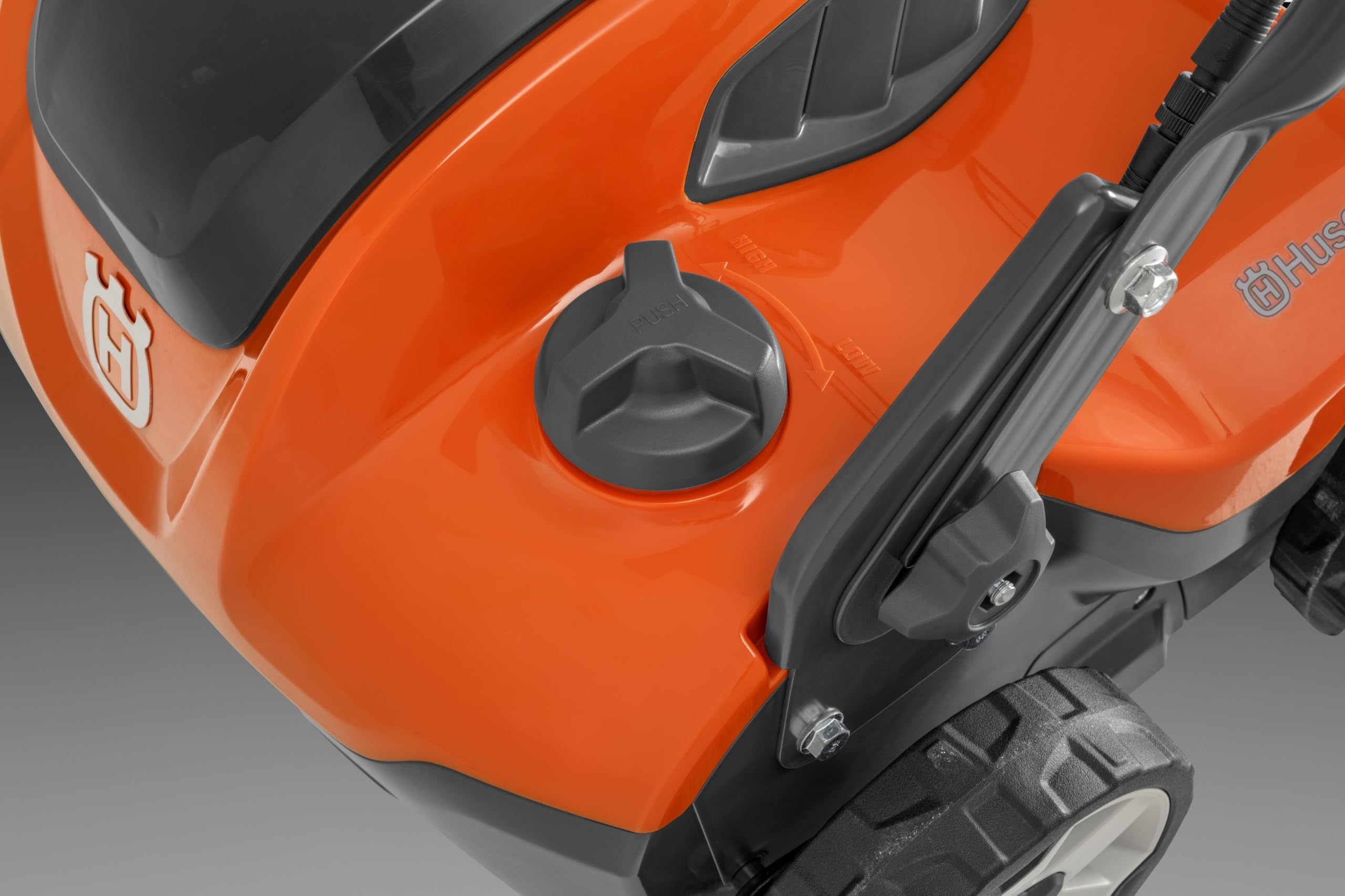 Scarificateur sans Fil Husqvarna S138i, 36 V, Largeur 37,5 cm, Profondeur réglable, poignée Pliable, 2 Batteries, Mode Save™. Batterie et Chargeur Inclus.