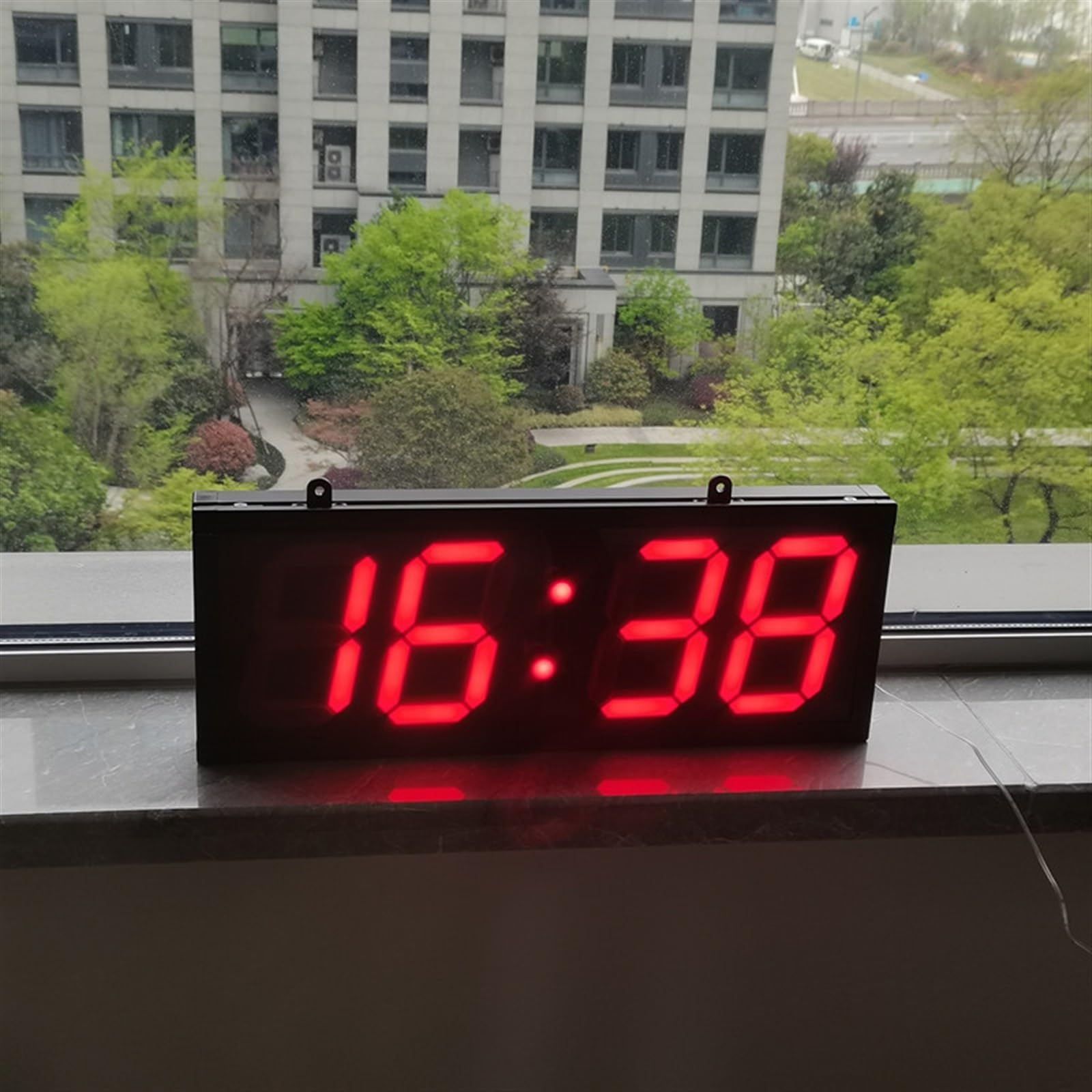 Cyfrowy zegar ścienny LED z pilotem - 4/6 cyfr Ogromny wielofunkcyjny timer, stoper, alarmy, odliczanie, wilgotność i temperatura, idealny do biura, siłowni i seniorów (Color : RED, Size : 4 DIGITS
