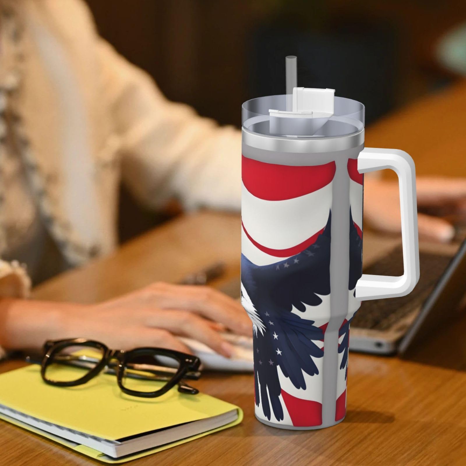 Trinkflasche mit amerikanischer Flagge, Edelstahl, doppelwandig, isoliert, mit Griff und Strohhalm-Deckel, 1,2 l