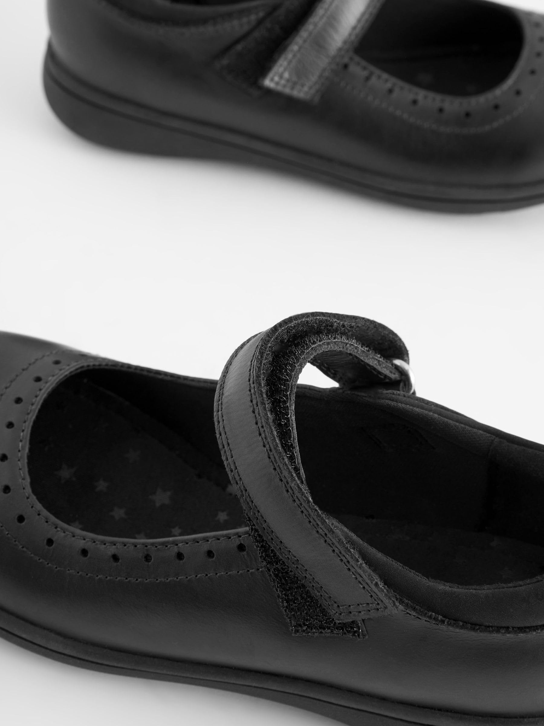 NEXT Mädchen Weite Passform (G) Mary-Jane-Lederschuhe mit Brogue-Detail für die Schule, Weite Passform