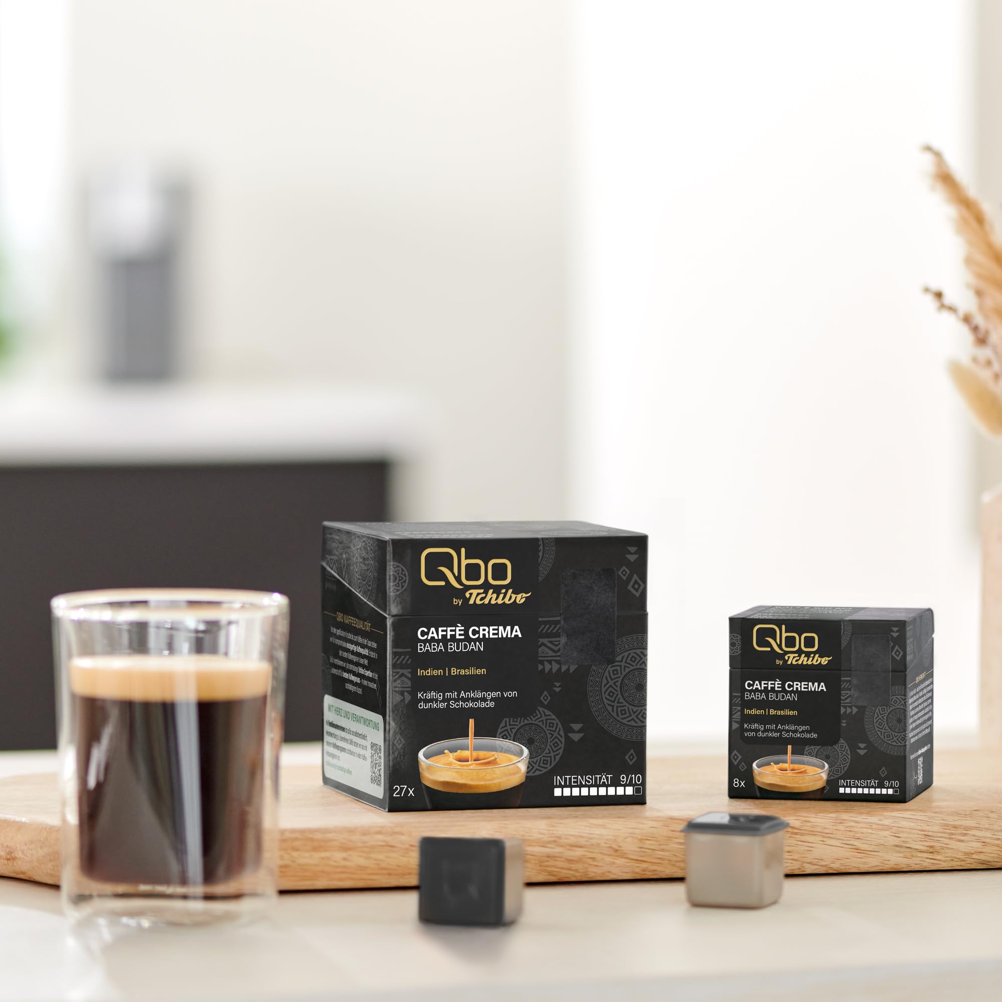 Tchibo Qbo Caffè Crema Baba Budan Premium Kaffeekapseln, 216 Stück – 8x27 Kapseln (Caffè Crema, Intensität 09/10, kräftig, Noten dunkler Schokolade), nachhaltig & aus 70% nachwachsenden Rohstoffen¹