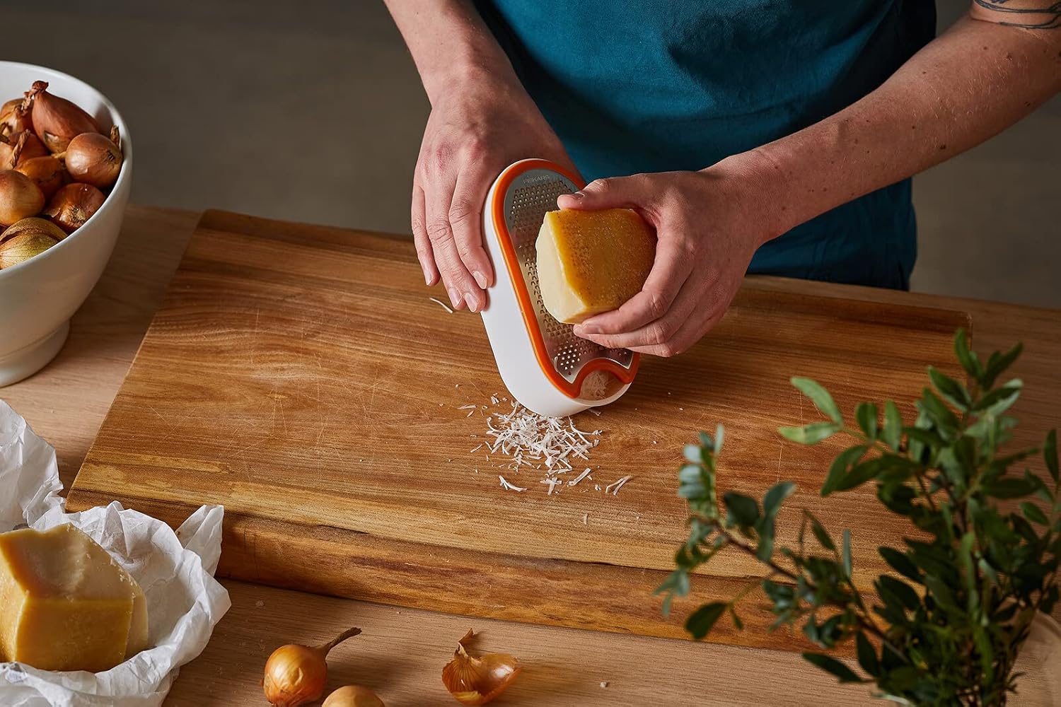 Fiskars Box Grater, With Container, Dimensions: 16.8 x 9.0 cm, Metal/Synthetic Material, Functional Form, 1019530