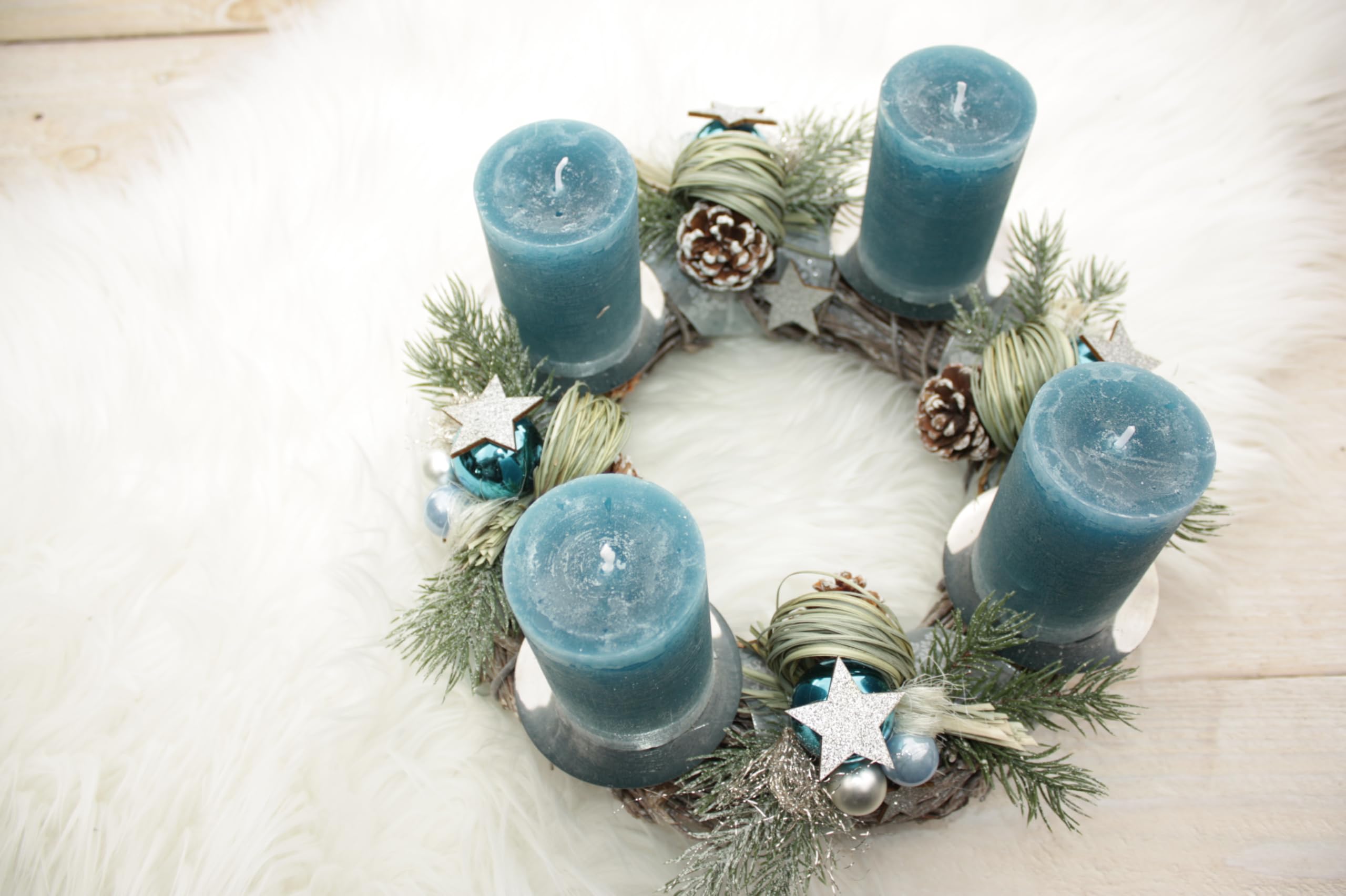Adventskranz D30cm, Azurblau Silber | Durchgewachst