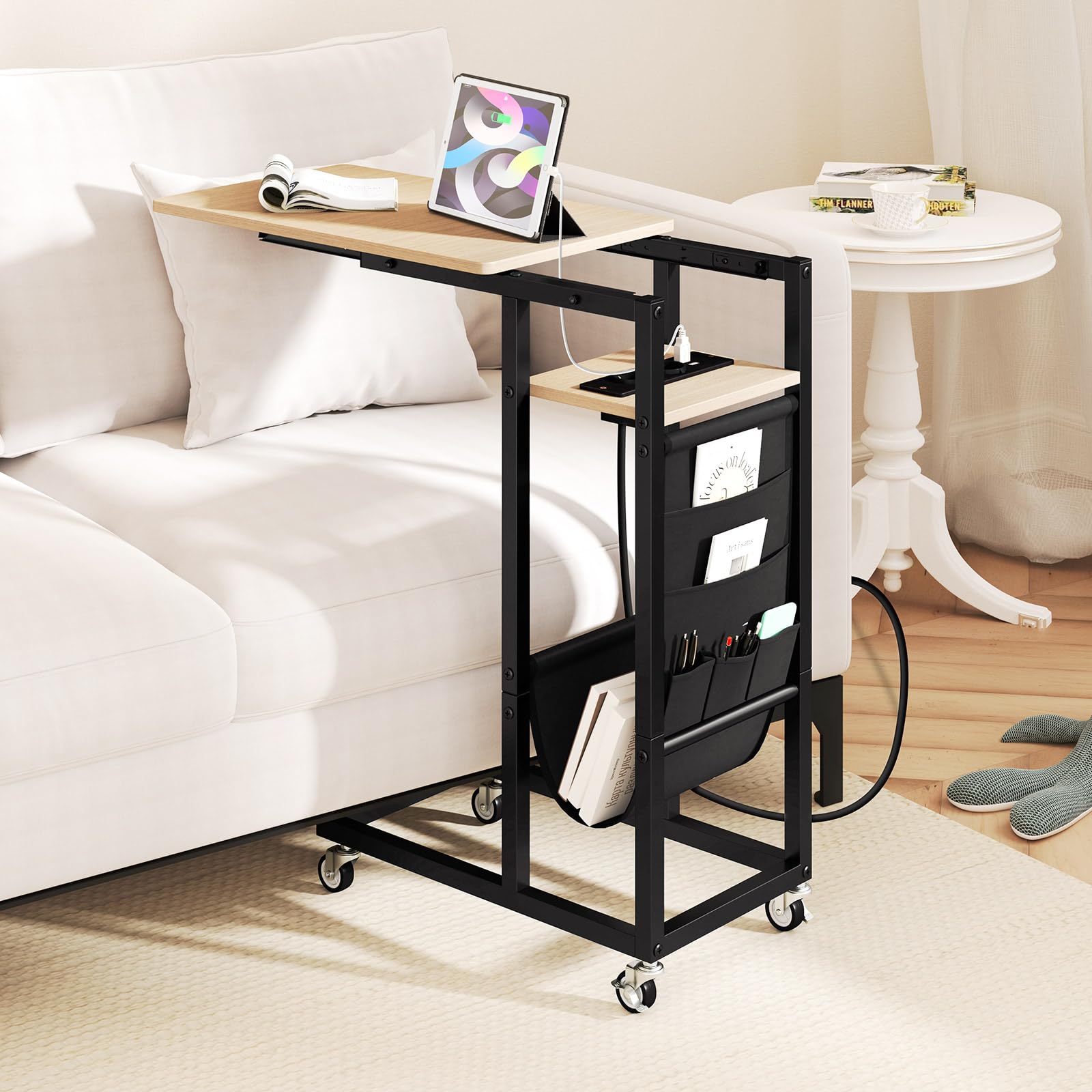 Giantex Mesa Auxiliar en Forma de C con Tablero Extensible, Enchufes y 2 Puertos USB, Mesita con 4 Ruedas, Estantes Abiertos y Bolsa Lateral, Mesa Lateral para Salón, Dormitorio (Gris)