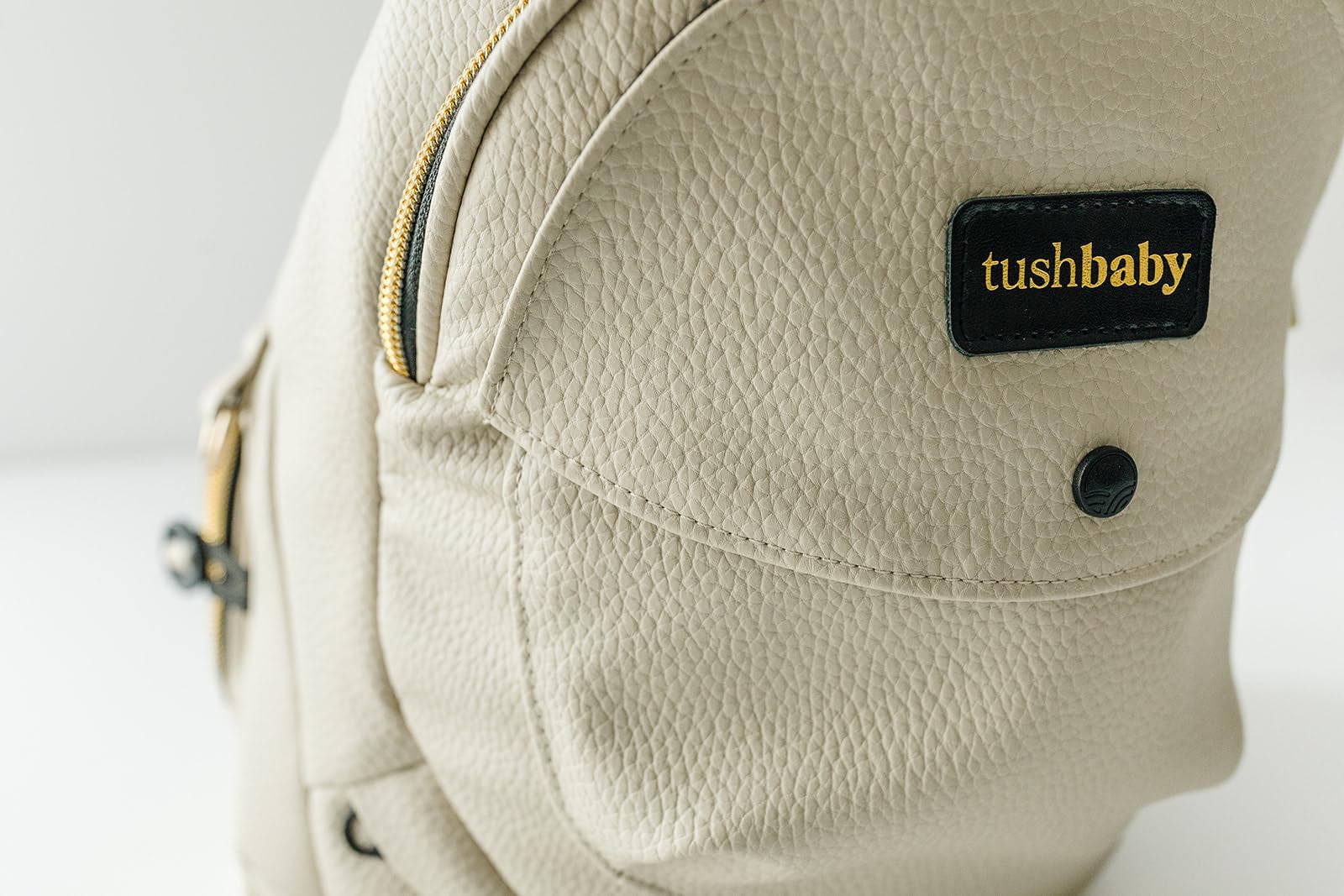 Tushbaby Baby Hüfttrage | Ergonomischer Hüftsitz Baby | Seitliche Babytrage | Creme | Praktische Tragehilfe Baby mit Stauraum | Für Babys und Kleinkinder 0–3 Jahre bis 20 kg