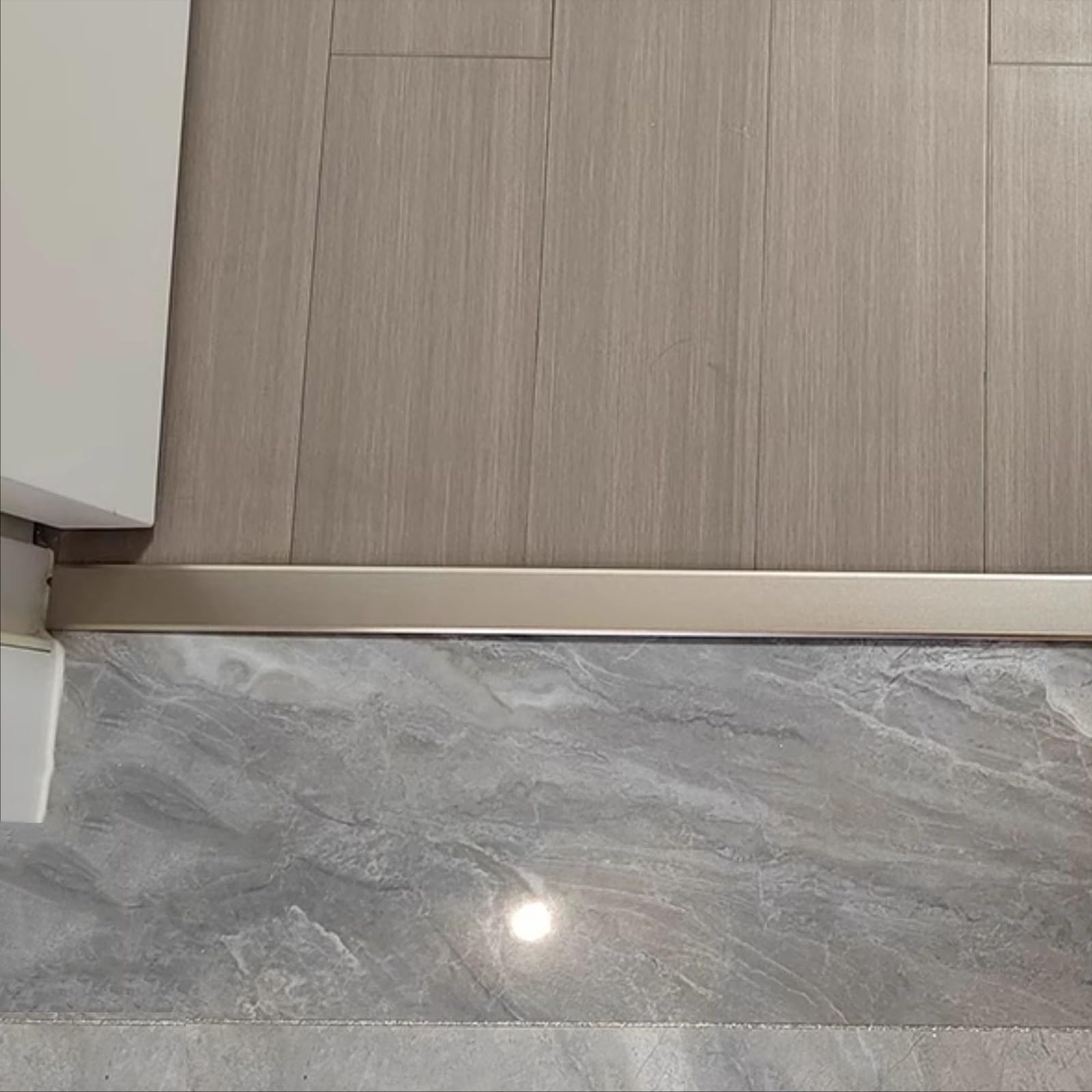 Profilo di transizione pavimento alluminio, Soglia di Autoadesivo | Barra niveladora piso del pie, 1 pieza, para laminado, azulejos y parqué(Gray,20mmx140cm)