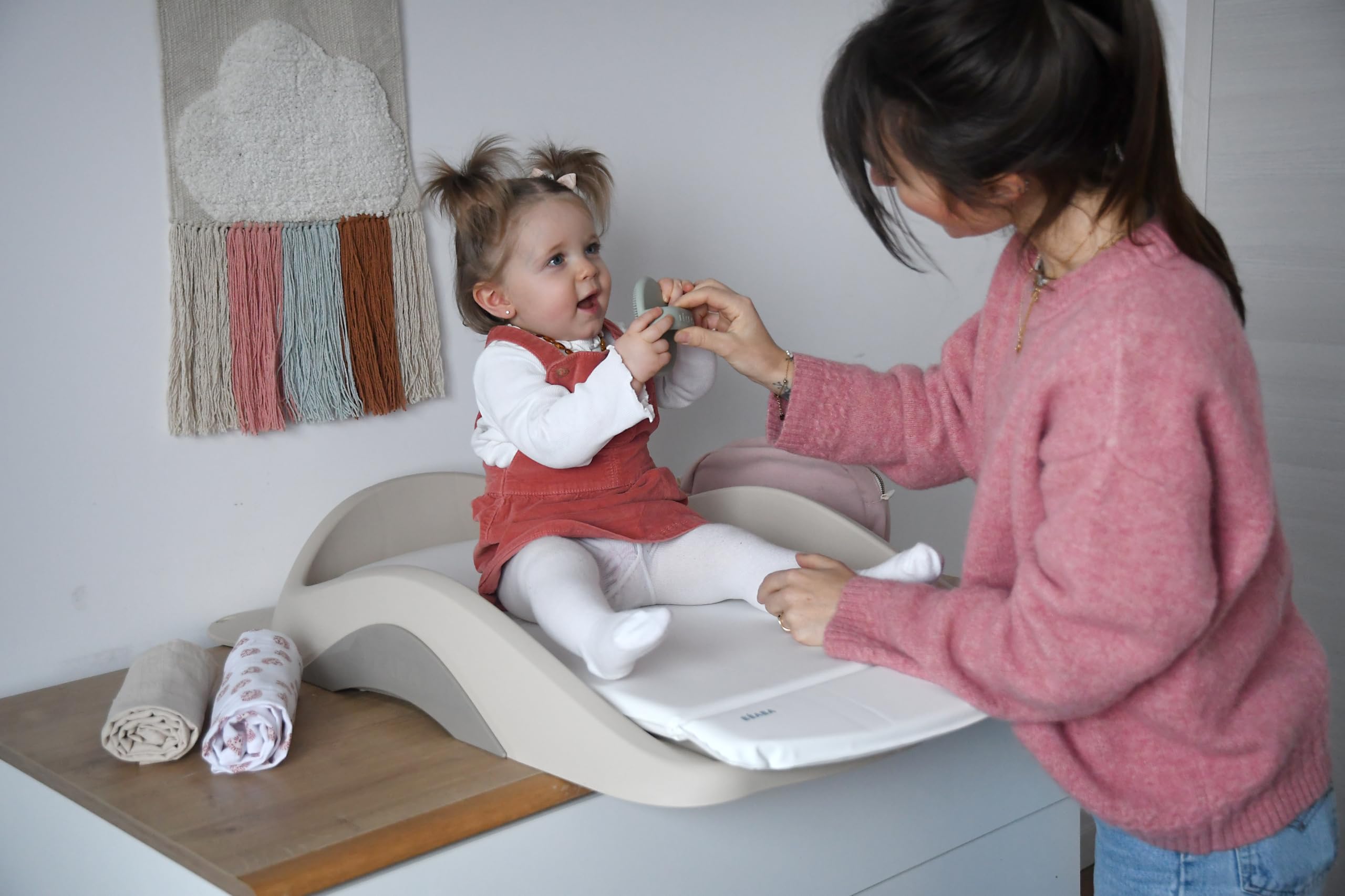 BÉABA, Plan à langer Bébé, Léger, Compact, Fixation Réglable Multi Usage, Tablettes, Bord haut, Ventouse, Matelas Lavable, Camélé’O, Made in France, Argile