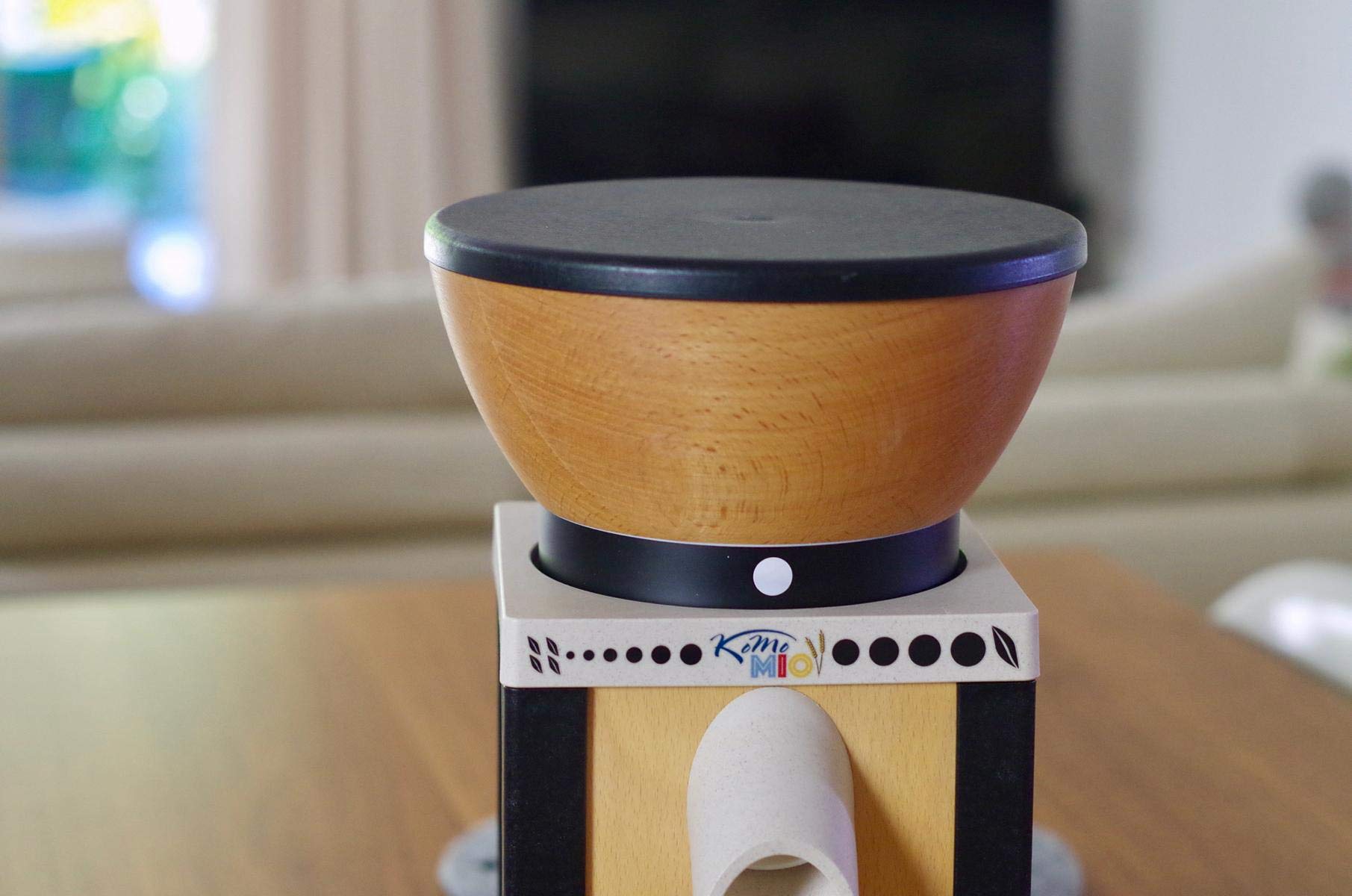 KoMo KoMoMio Getreidemühle elektrisch schwarz – 360W Motor – Holztrichter Buche massiv – Buche-Multiplex & recycelter ABS – Edelkorund-Keramik-Mahlwerk – für alle Getreidesorten, Mehl, Brot