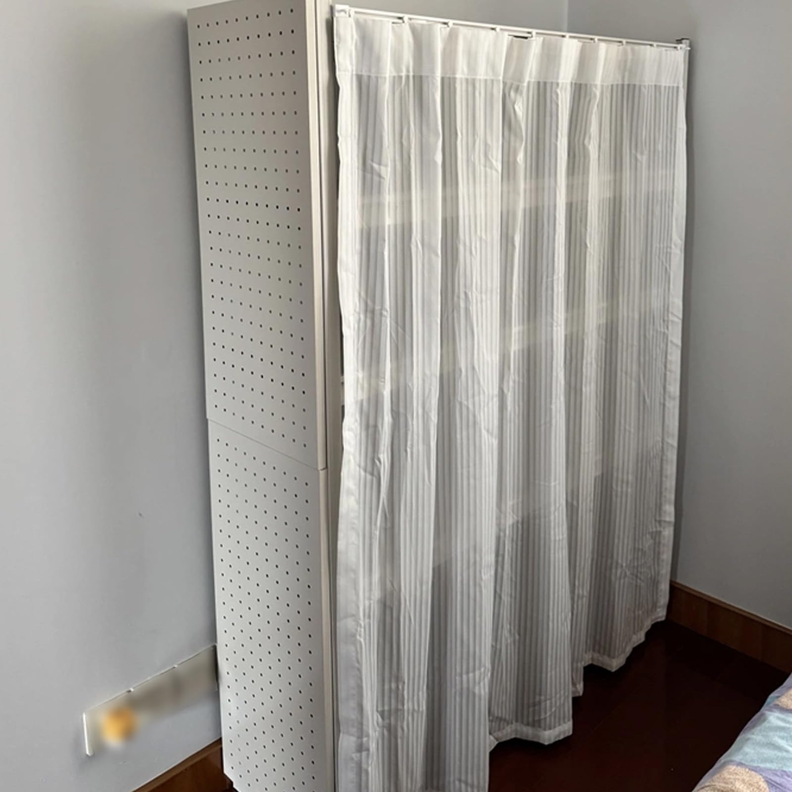 Scaffali in acciaio, scaffale regolabile in metallo con pannello forato, robusto scaffale multiuso per l'organizzazione della casa in soggiorno o balcone, design durevole e versatile