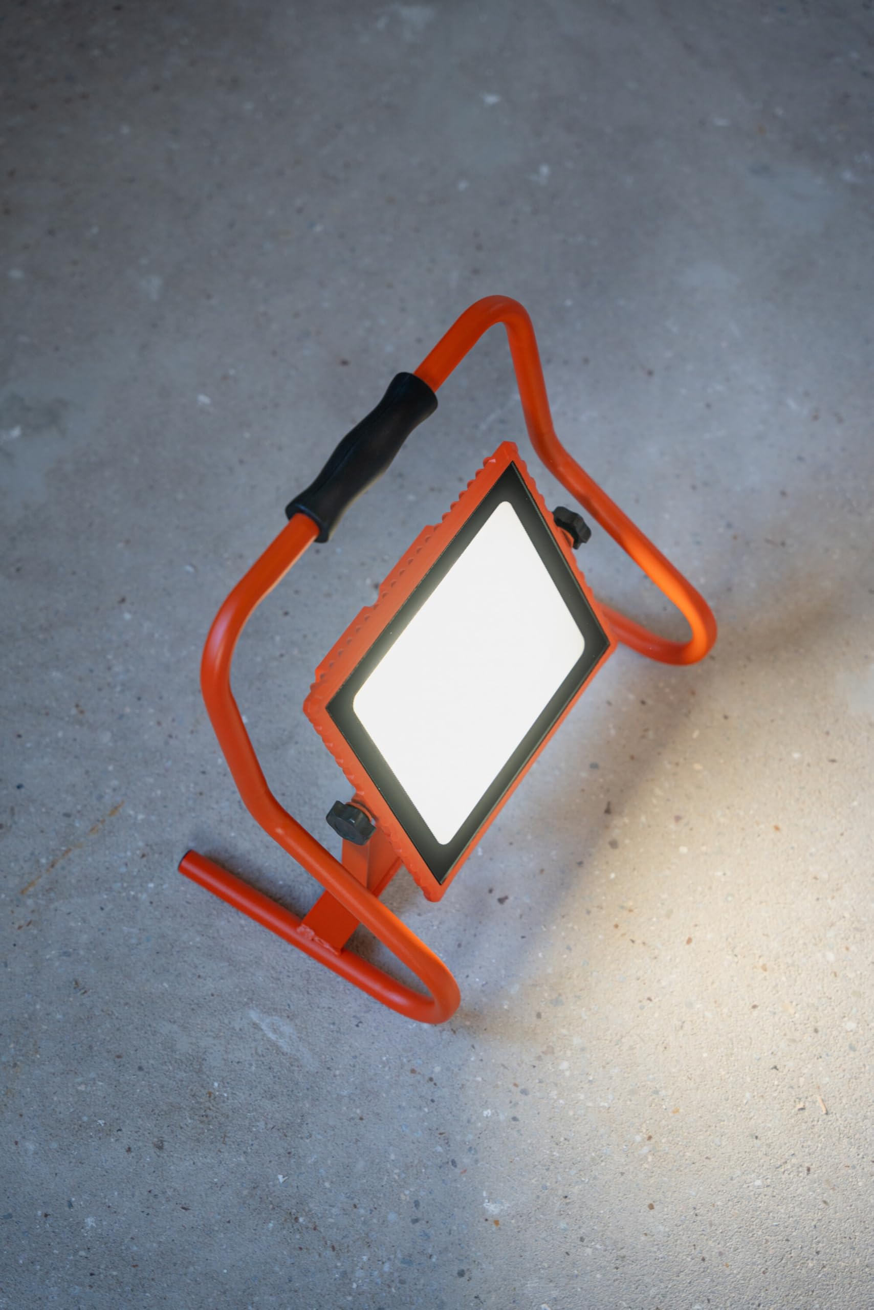 OSRAM Lampa robocza zasilana akumulatorem R-Stand 30W 4000K w kolorze pomarańczowym z obudową aluminiową, stopień ochrony IP44, do renowacji, piwnic i garaży