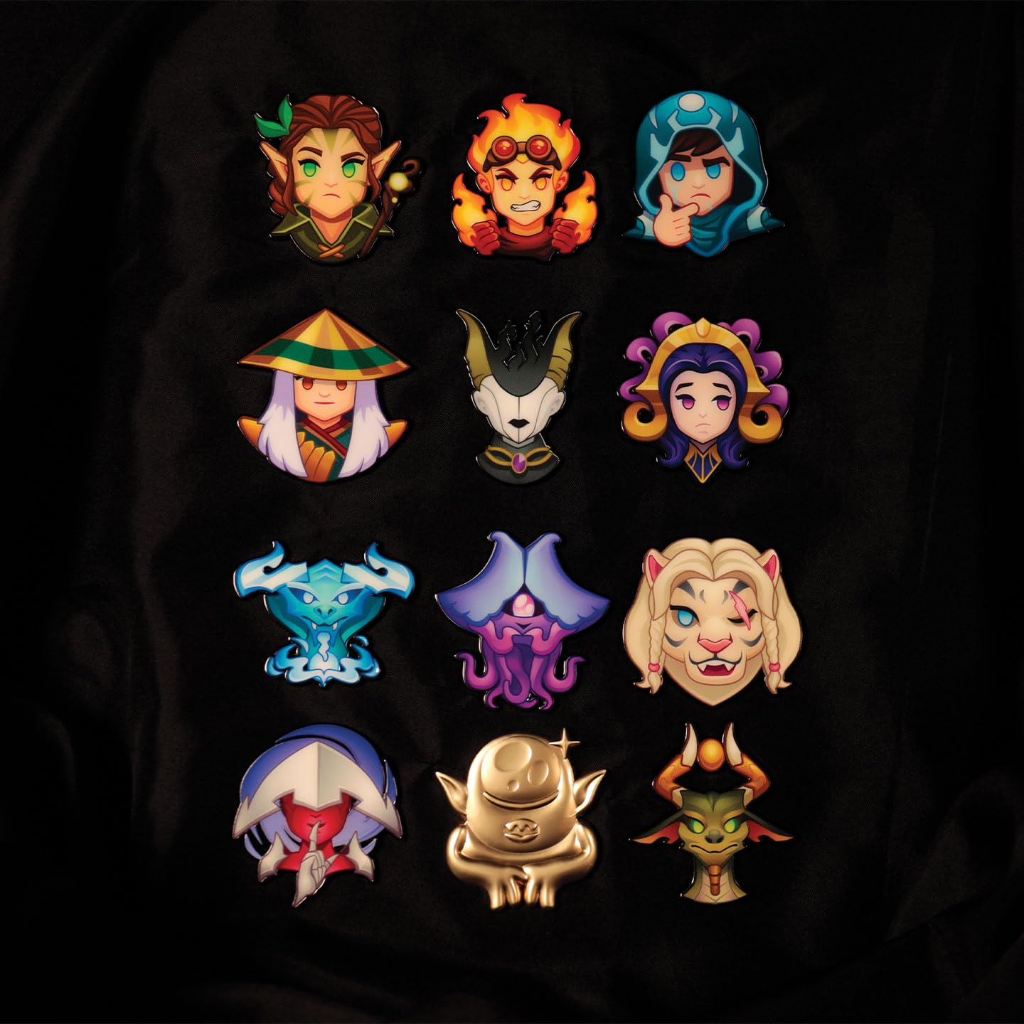 Magic: The Gathering Mystery Pins CDU Blind Boxes - Set di 12 distintivi da collezione con licenza ufficiale - Metallo smaltato duro e include esclusivo Fblthp dorato