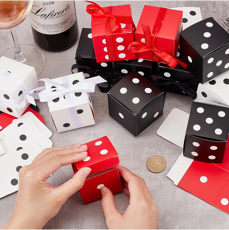 BENECREAT 72 set di Scatole per Bomboniere con Dadi In 3 colori, Confezione Regalo di Dadi Quadrati A Tema Casinò Rosso Nero Bianco Da 5.5x5.5x5.5 cm con Nastro per Confezioni Regalo per Feste