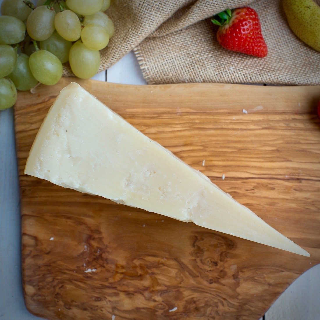 Parmigiano Reggiano AOP 18 mois minimum de maturation - Made in Italy - EMILIA FOOD LOVE - Selected with Love in Italy - Parmigiano Reggiano DOP 18 Mesi Selezionato (600)