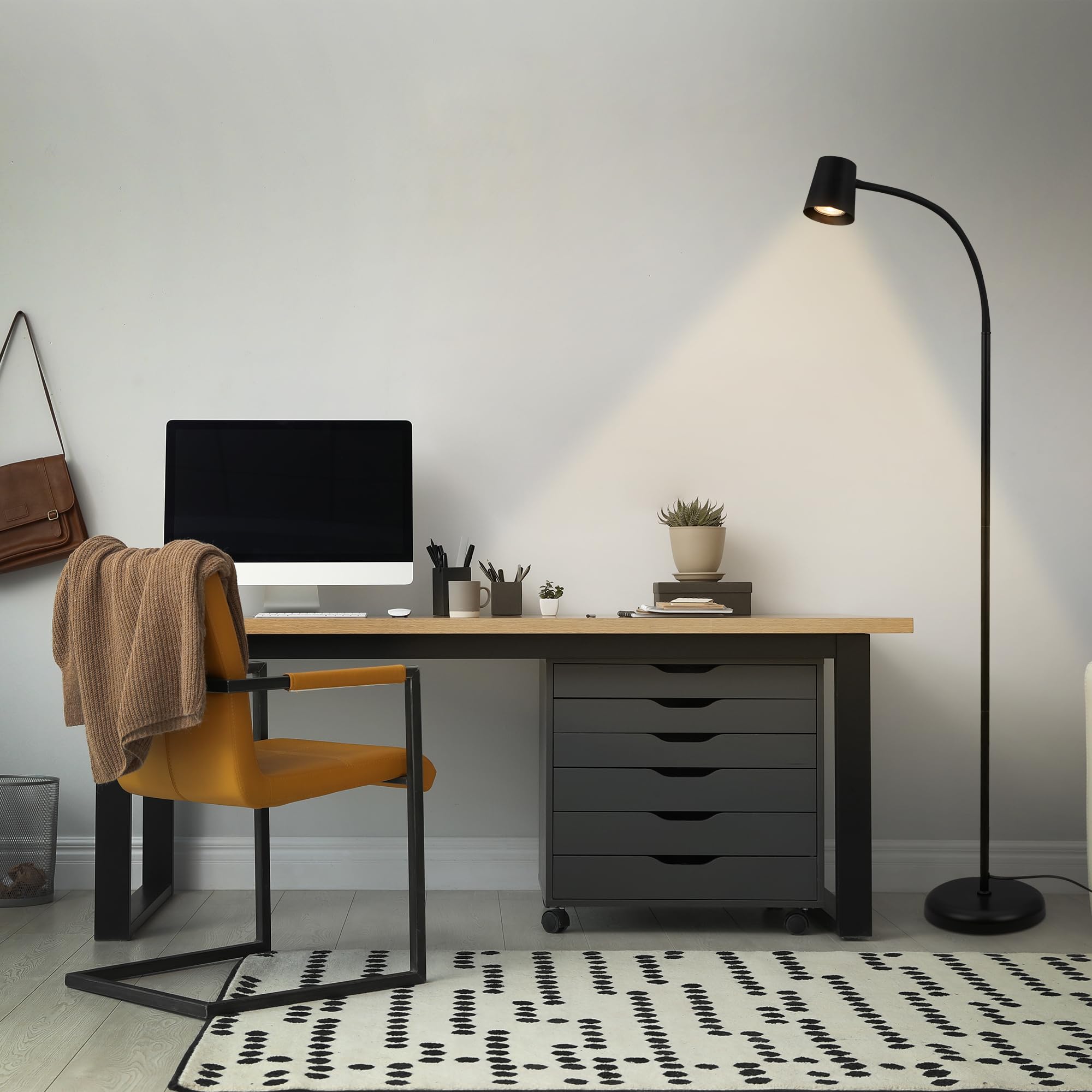 BRILONER – Stehlampe als Deko im Wohnzimmer und Leselampe, Schwenkbare Lampe, Wohnzimmerlampe, Fußtaster, Indirekte Beleuchtung, Schwarz