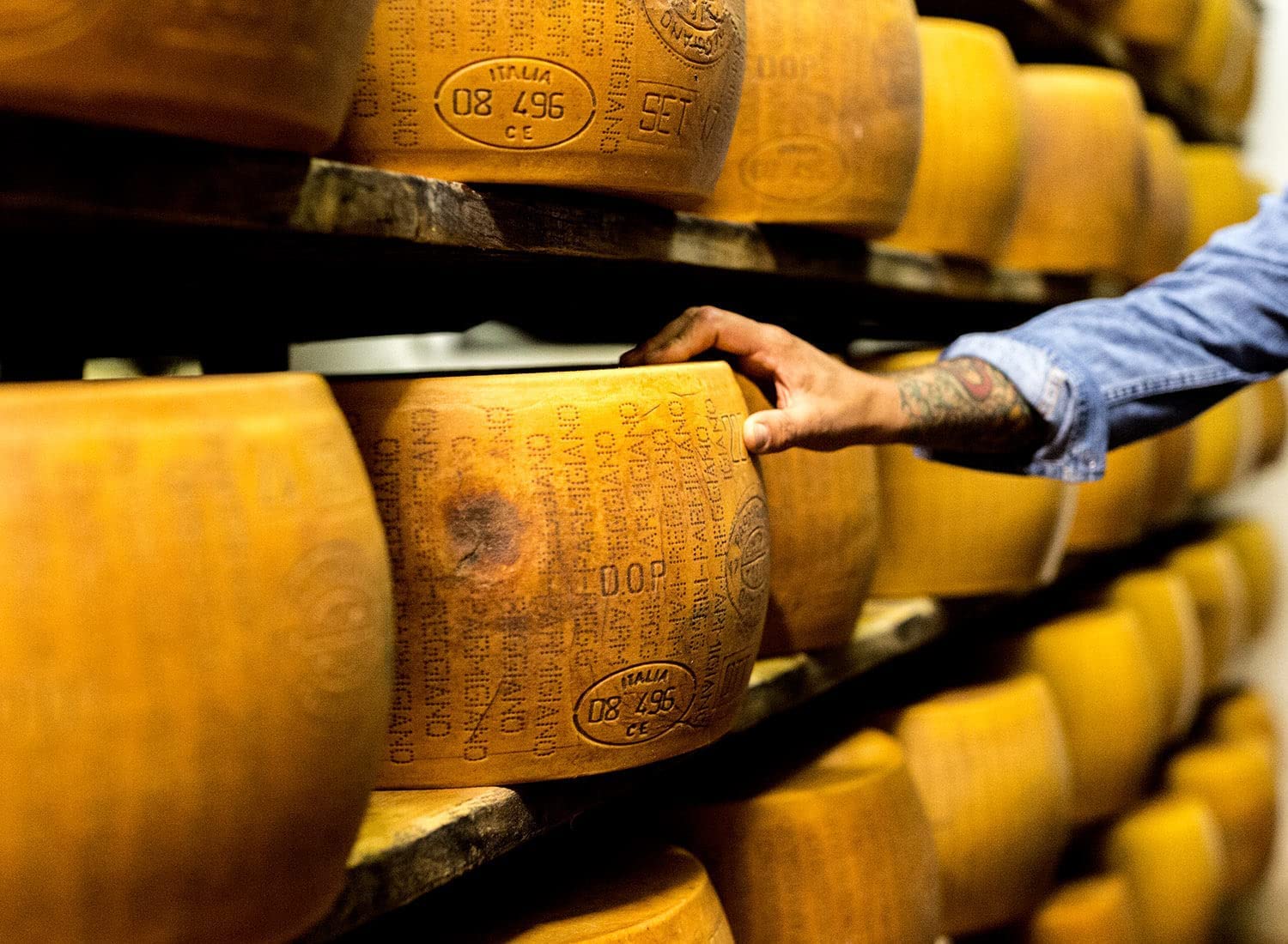 La Grande Bottega Italiana - Parmigiano Reggiano DOP, Parmesankäse 24 Monate gereift, von noblen Kühen, vakuumverpackt, 1kg (ohne Gentechnik)