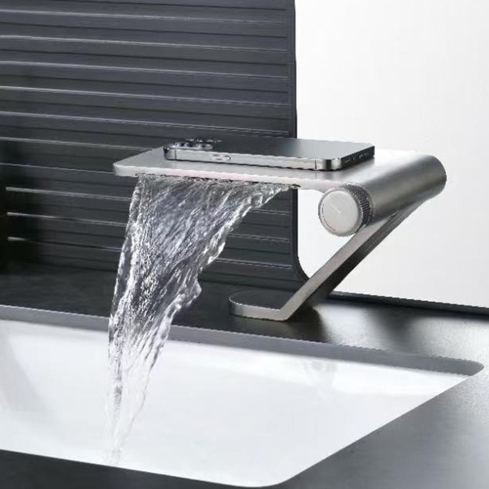 Mitigeur salle de bain cascade gris pistolet pour une vasque moderne