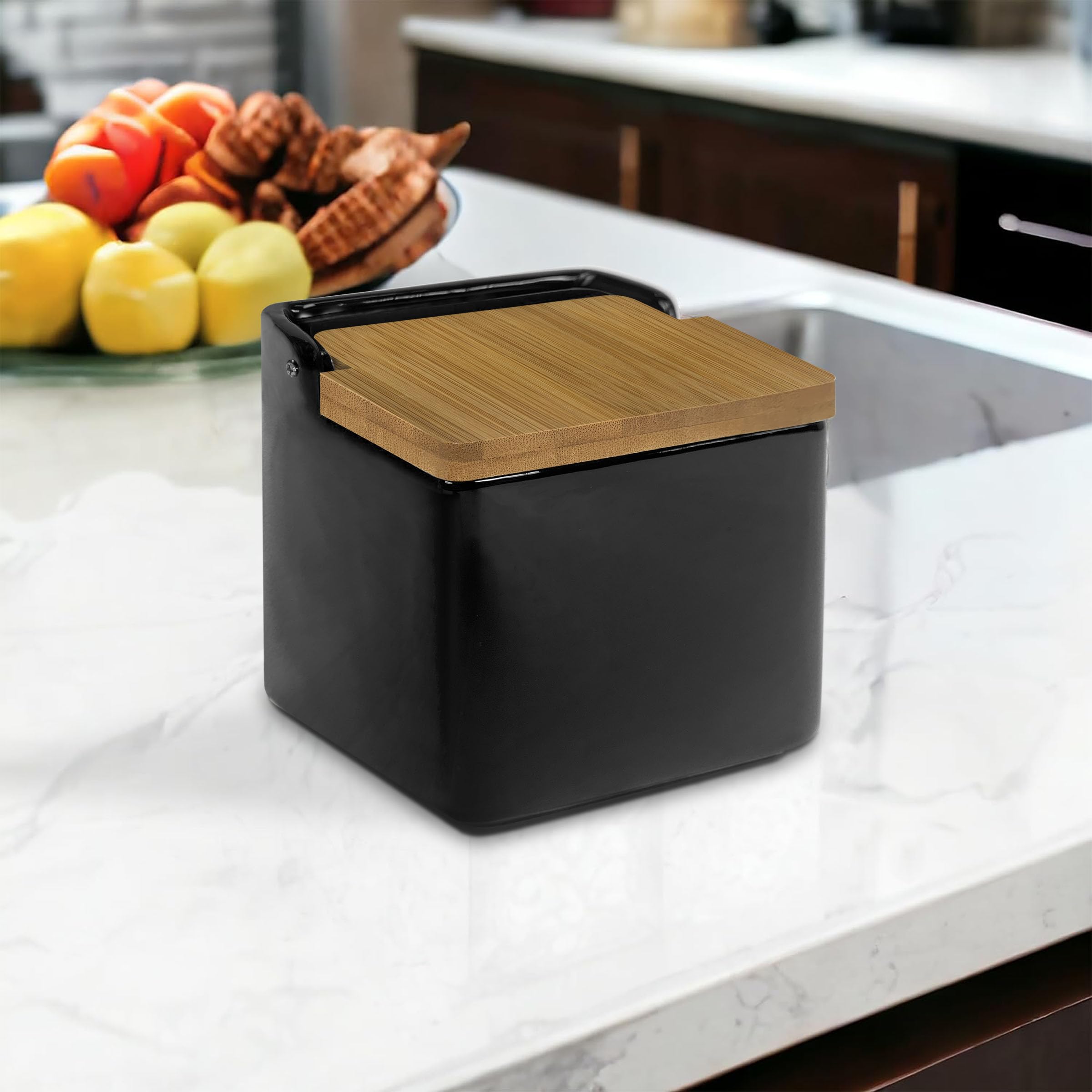 TIENDA EURASIA – Salero de Cocina de Cerámica | Tapa Abatible de Bambú | Color Negro | Medidas 12x12x11 cm | Diseño Moderno y Elegante