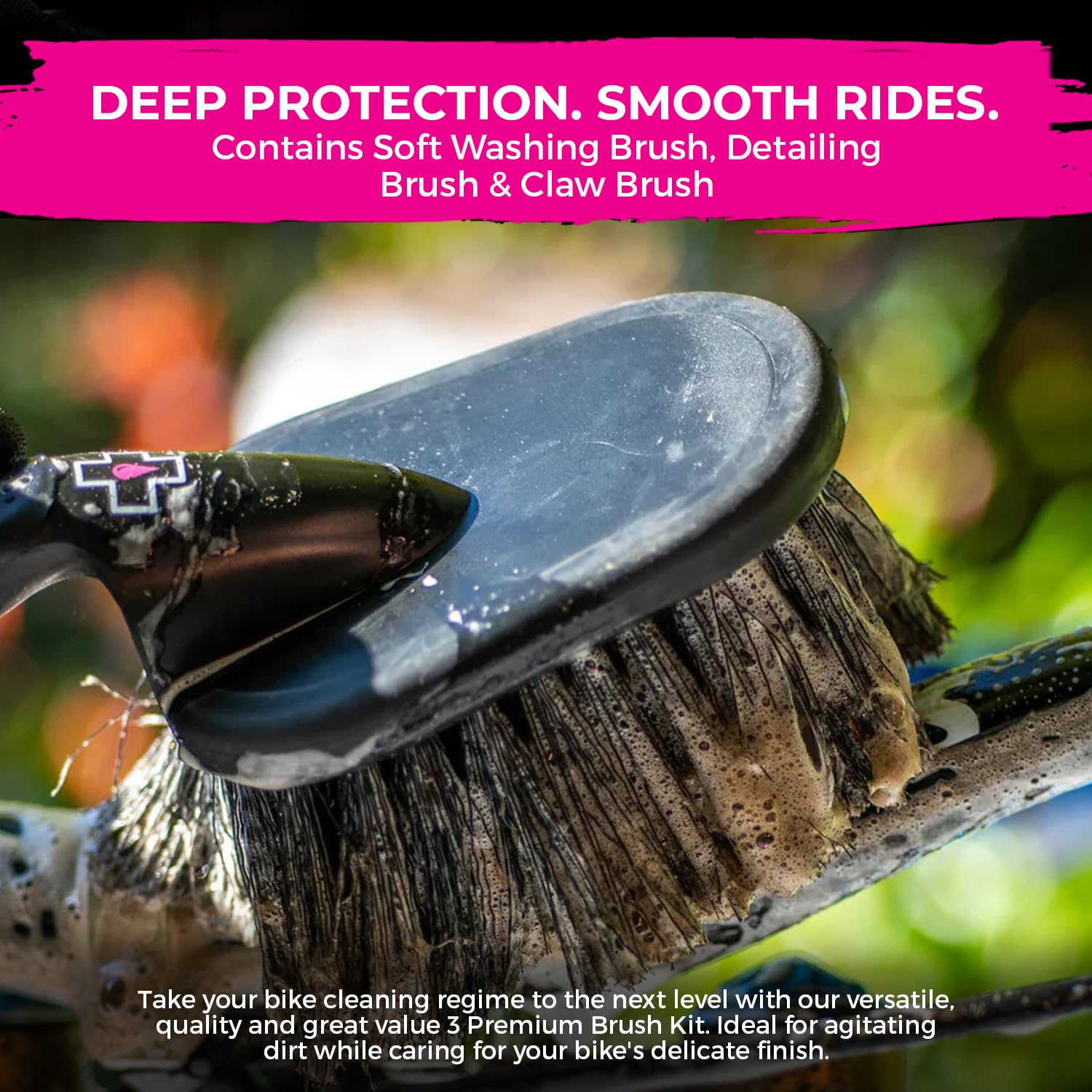 Muc-Off Nano Tech Bike Cleaner - Set di spazzole premium da 1 l e 3 spazzole per pulizia della bici, include spazzola morbida, artiglio e dettagli | Lavaggio rapido per bici da 1 l, sicuro su fibra di