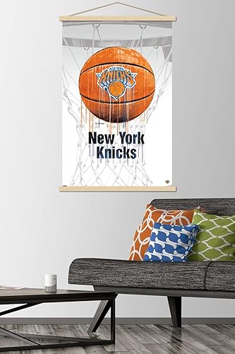Miniatura 2 de Trends International NBA New York Knicks - Póster de pared de Drip Basketball 21, 22.375 x 34 pulgadas, paquete de impresión y colgador de madera de