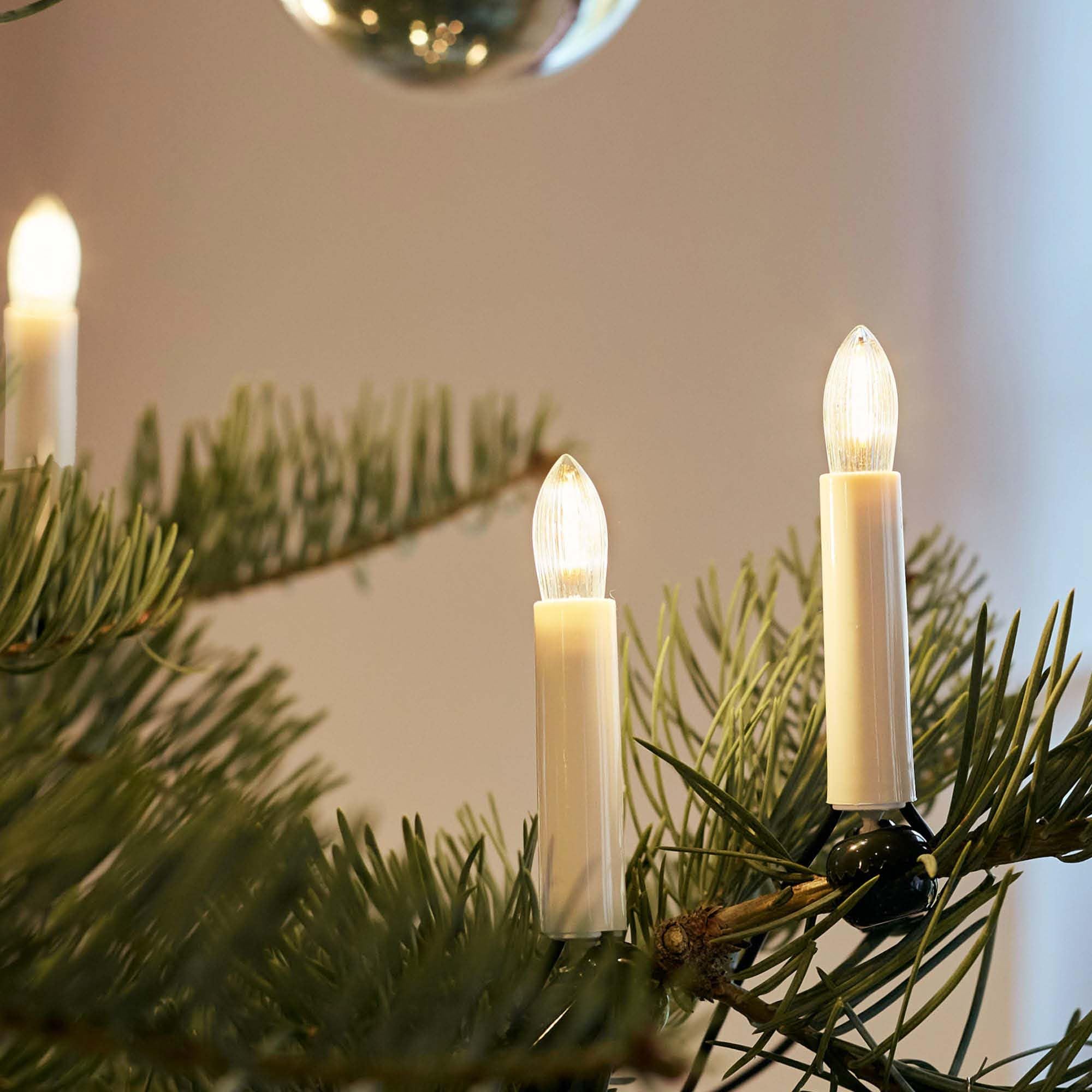 hellum Weihnachtsbaum Lichterkette Made in Germany, 9,8m beleuchtet mit 15 warmweißen LED Filament Riffelkerzen in ivory, Lichterkette innen mit grünem Kabel, teilbaren Stecker und Clips <59lm 814002