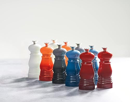 Miniatura 2 de Le Creuset Pequeño juego de molino de sal y pimienta, 5 x 2 pulgadas cada uno, llama