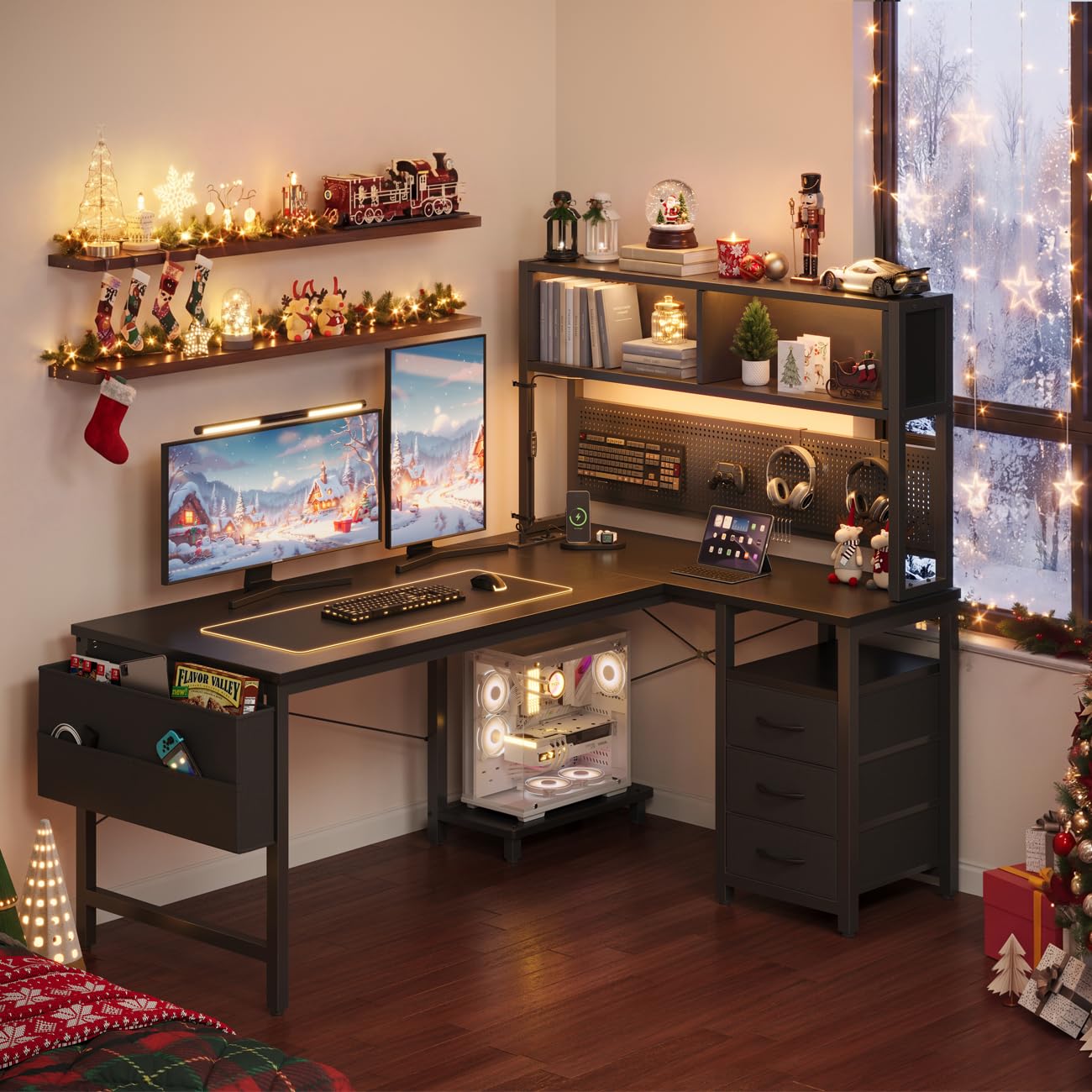 YOUDENOVA Bureau d'angle en L Réversible, Bureau Gaming avec Panneau Perforé et Étagères, Bureau avec LED et Prises, 3 Tiroirs et Poche de Rangement, Table pour Salon Domicile 135x100 cm Noir