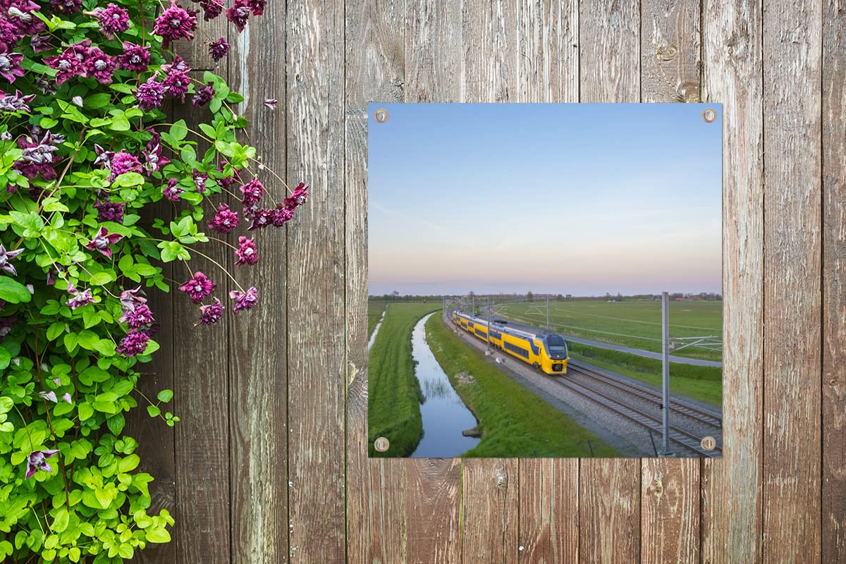 Canvas Schilderij Een trein rijdt door een landschap - 150x100 cm