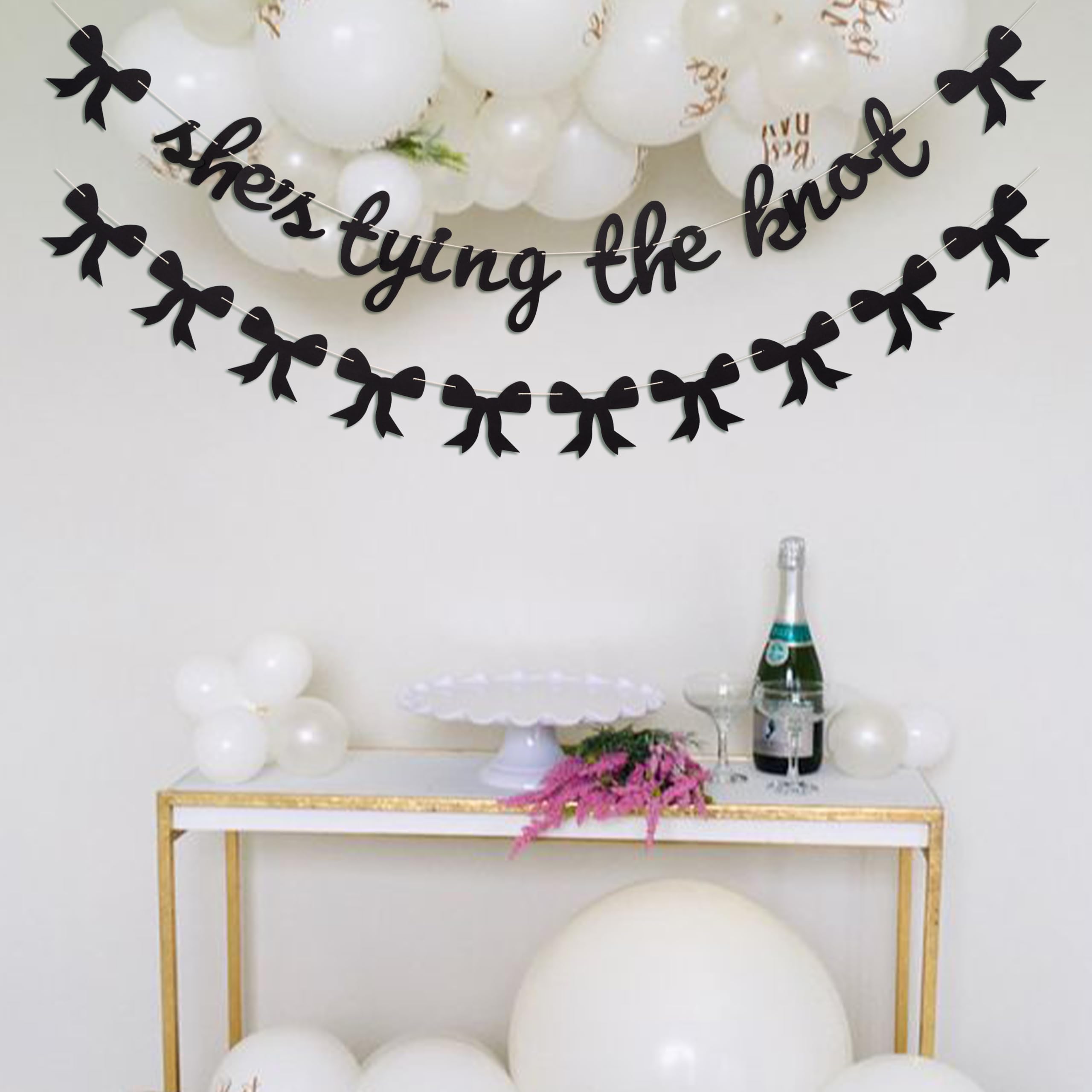 Modello di poster di benvenuto per la festa nuziale She's Tying the Knot, tema fiocco verde Coquette, decorazioni per feste in giardino, festa nuziale, cartello modificabile - Italia