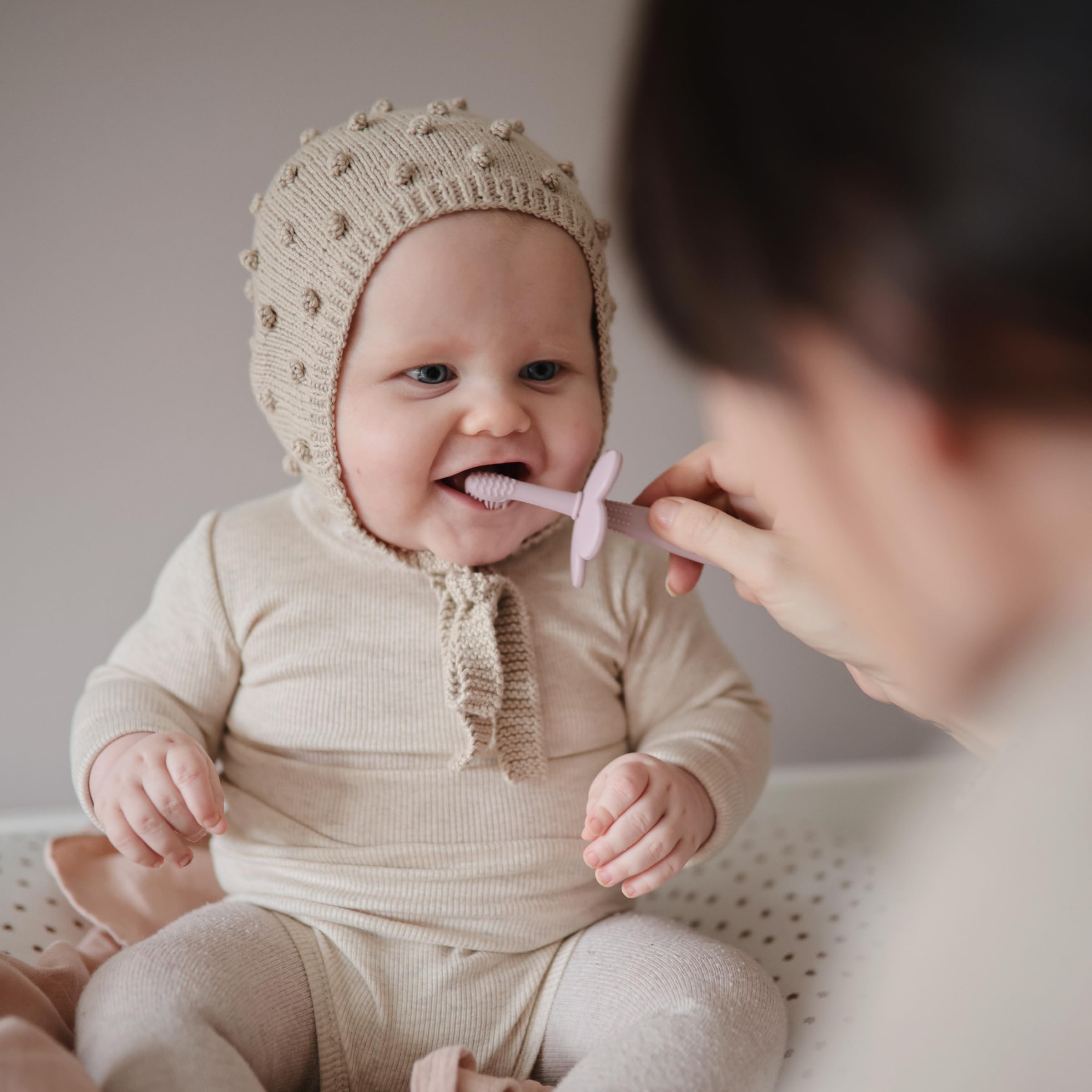 Mushie Silikonowa szczoteczka do zębów treningowych, silikonowa szczoteczka do zębów dla niemowląt i małych dzieci, podstawa ssąca do łatwego przechowywania i treningu, materiał: silikon klasy
