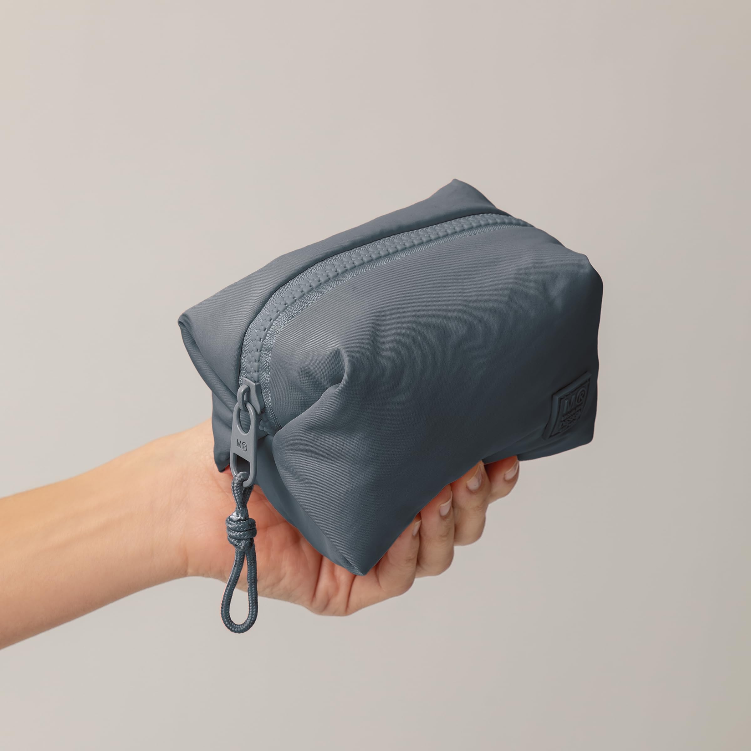 Miquelrius - Mini kosmetyczka, makijaż lub akcesoria, wodoodporna wyściełana torba, kompaktowa torba podróżna, lekka i wytrzymała, 110 x 80 x 80 mm, olej