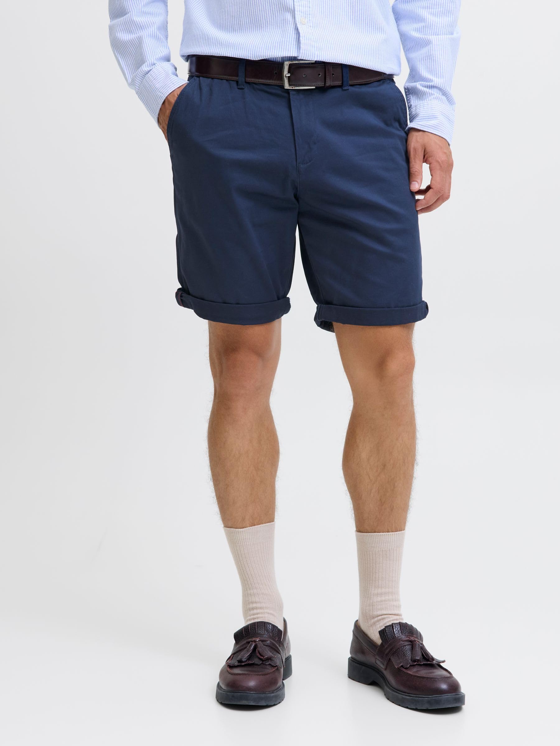 Detailaufnahme der JACK & JONES Chino Shorts, die den Stoff und die Regular Fit Passform zeigen.