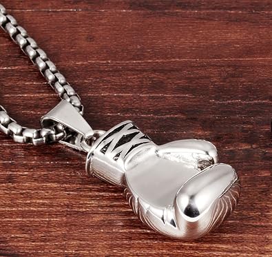 Collana con pendente a forma di guantone da boxe in acciaio argentato