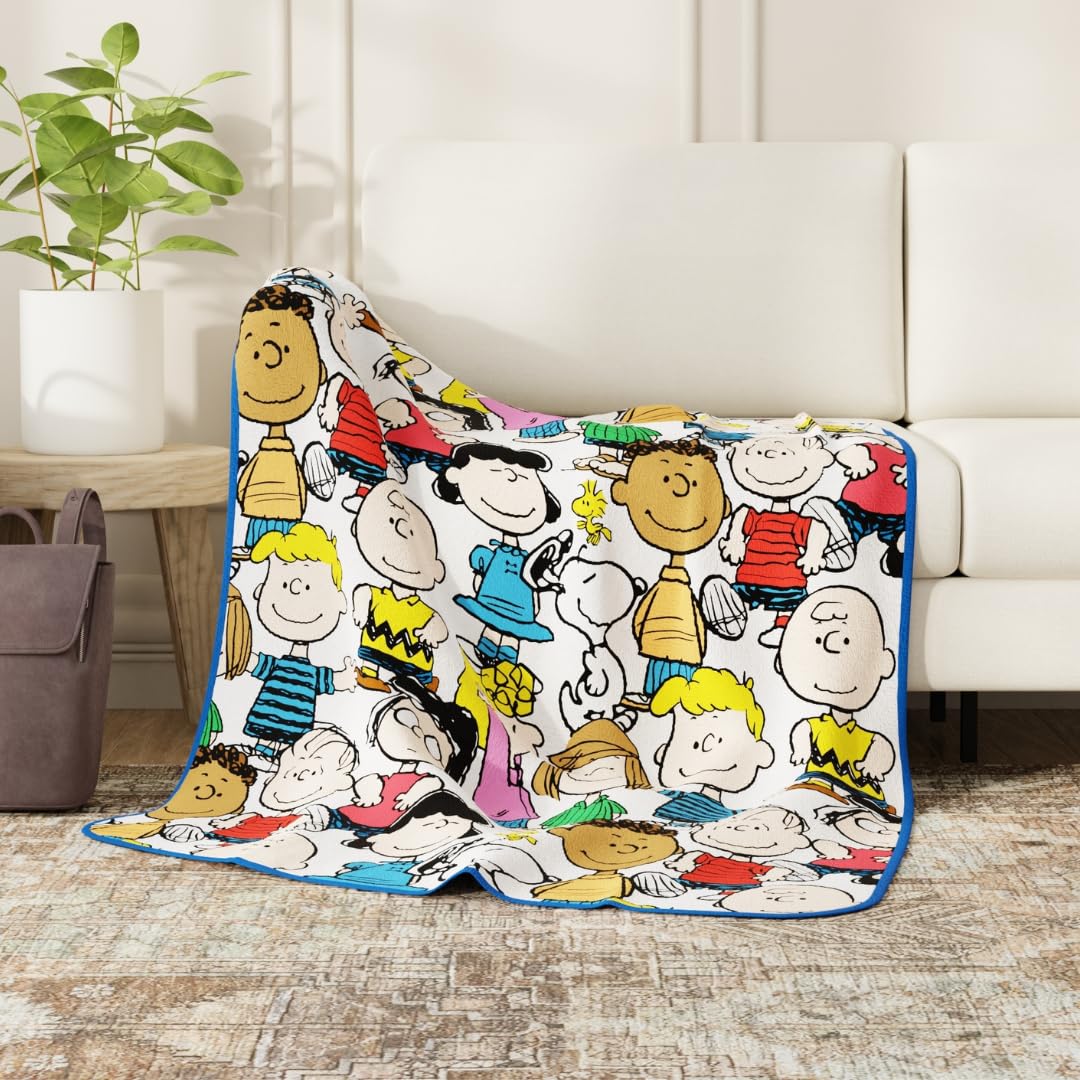 Franco Collectibles® Peanuts® Charlie Brown, Snoopy, Lucy & Gang Super Soft Cozy Plush Throw Blanket, 40 in x 50 in, (Official Peanuts® Product)