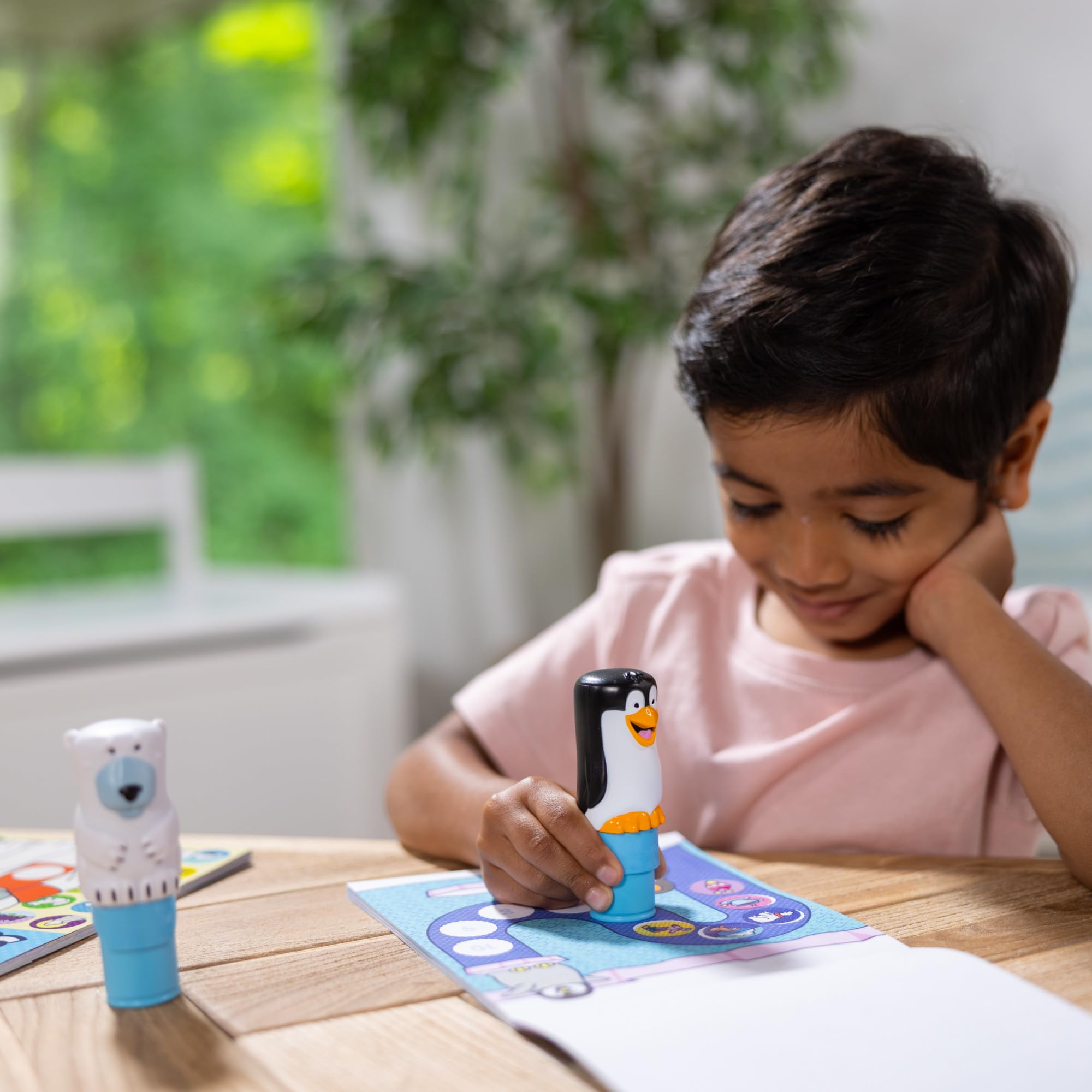 Melissa & Doug Sticker Wow!® Pacchetto CONVENIENZA - Orso Polare e Pinguino per Lavoretti Artistici, 2 Blocchi attività, 2 Timbratori di Adesivi, 2 Pacchetti di Adesivi Extra - Certificati FSC
