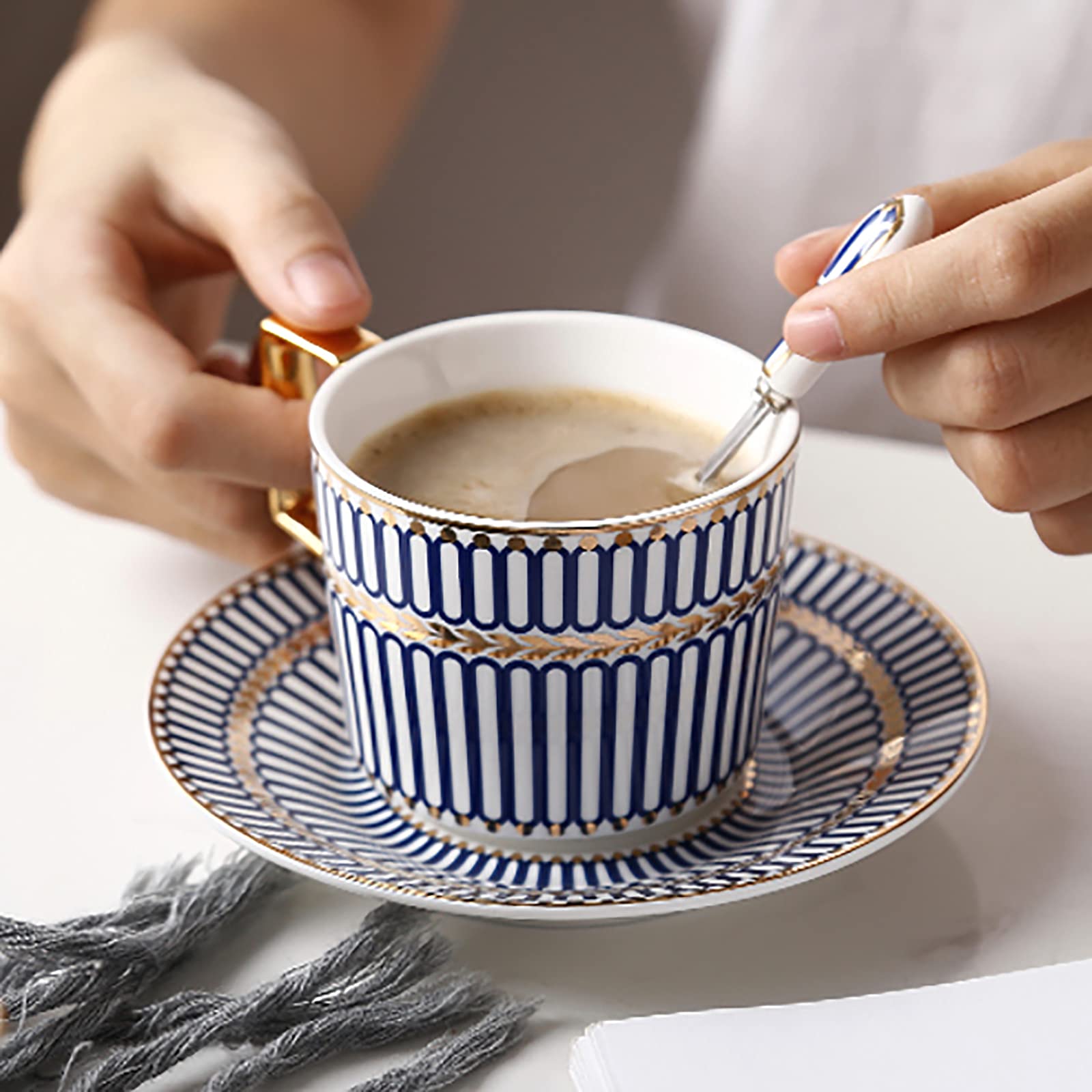 15-częściowy porcelanowy zestaw do herbaty, zestawy filiżanek i spodków kawy, serwis herbaciany w niebieskie paski z dzbankiem, cukiernica, dzbanek na śmietankę, łyżki