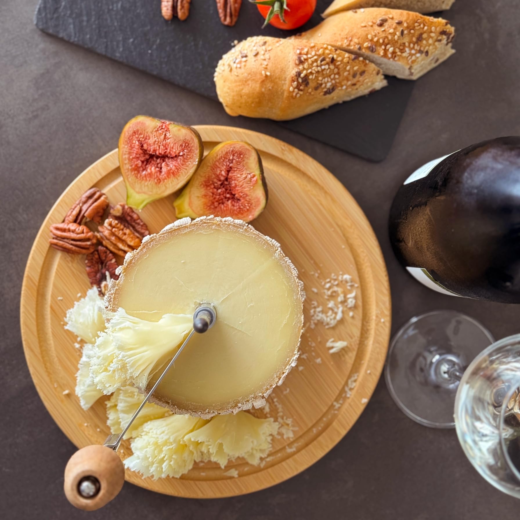 Girolle per formaggio Fraiseur in bambù Ø 22 cm con lama in acciaio inox – raschietto rotativo per Tête de Moine, fiori di formaggio e scaglie di cioccolato – robusto, decorativo, idea regalo