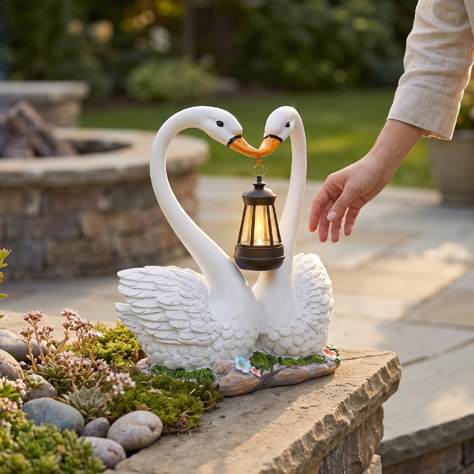 Statua da giardino a forma di cigno solare con lanterna sospesa, romantica coppia di cigni in resina, scultura impermeabile per esterni, decorazione per cortile, prato, patio