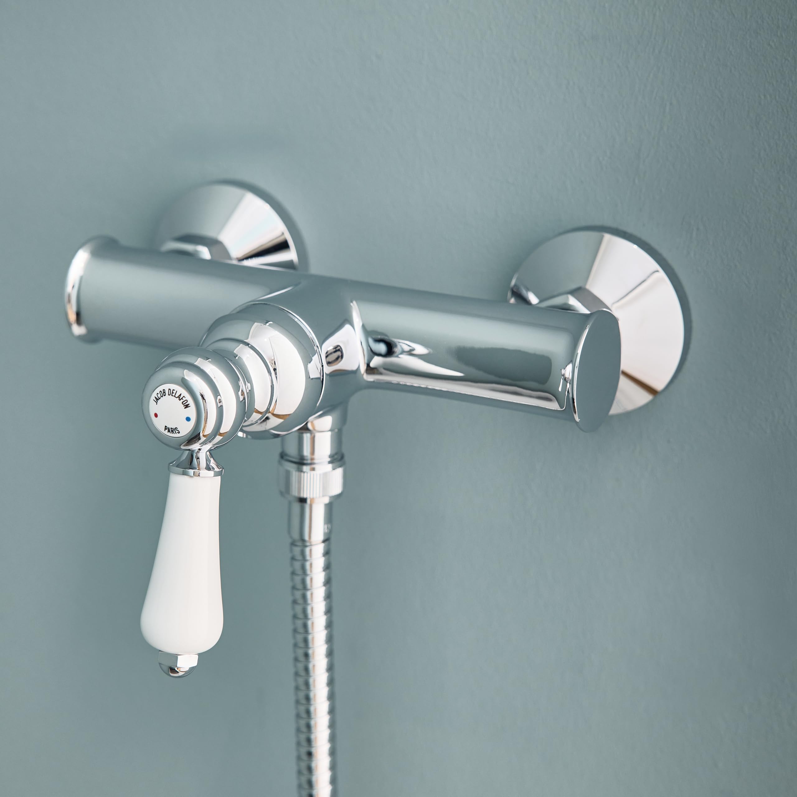 Jacob Delafon - Miscelatore doccia a parete Louise - Meccanico - Design retrò, manico in ceramica - Risparmio d'acqua - 21,5 x 16,70 x 17 cm - Finitura cromata - E24362-CP