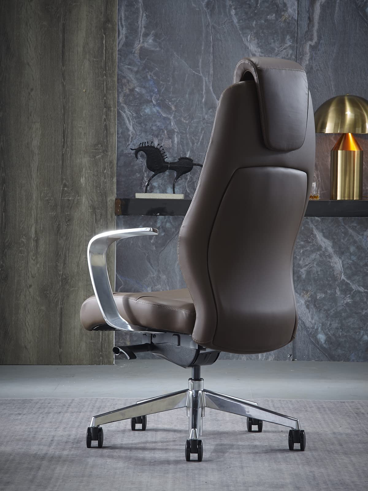 Silla de oficina de piel auténtica con respaldo alto, base giratoria de aluminio, mecanismo reclinable ergonómico, piel auténtica, color marrón oscuro