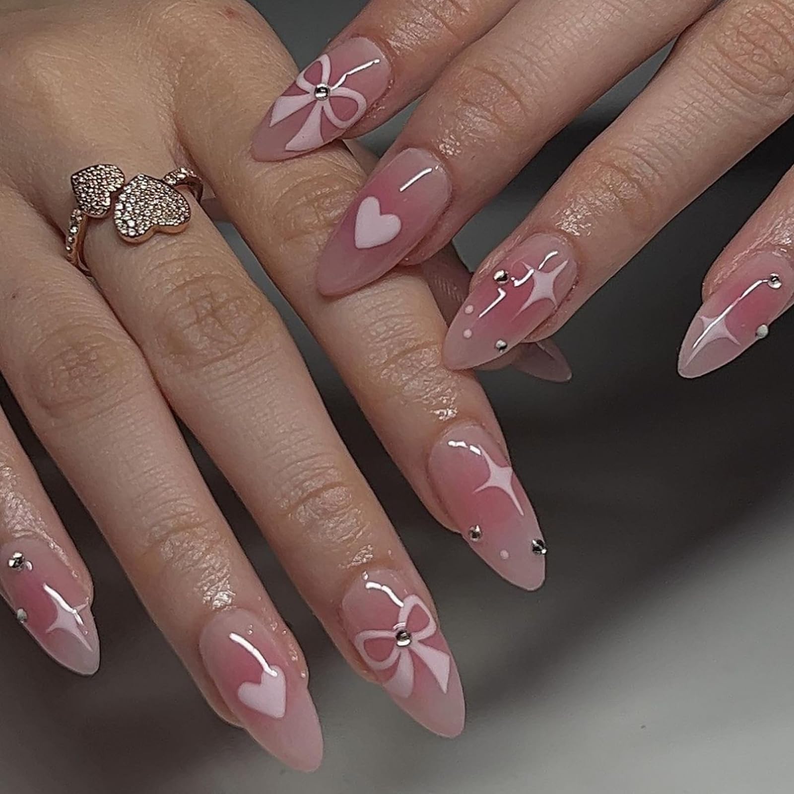 Moguri 24 stuks press-on nagels in roze met strik- en strassdesign, amandelvorm, incl. lijm en accessoires, korte kunstnagels voor doe-het-zelf manicure, feest en dagelijks leven