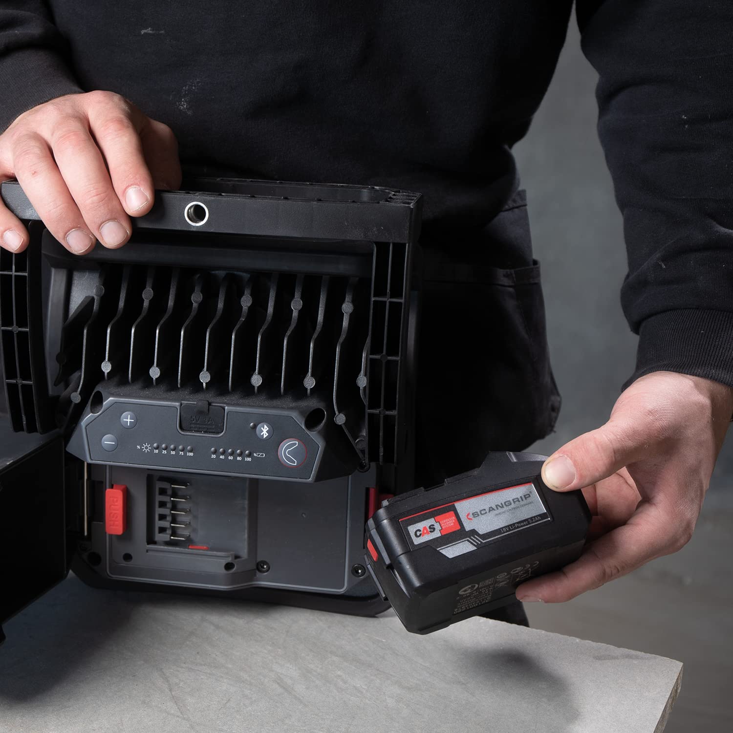 SCANGRIP NOVA 10 CAS Akku LED Strahler Baustrahler Arbeitsleuchte Baustellenlampe (Dimmfunktion, 10.000 Lumen, Abstrahlwinkel: 110°, 75 Watt, kompatibel Metabo CAS Akkus, BLUETOOTH, 304x292x131mm)