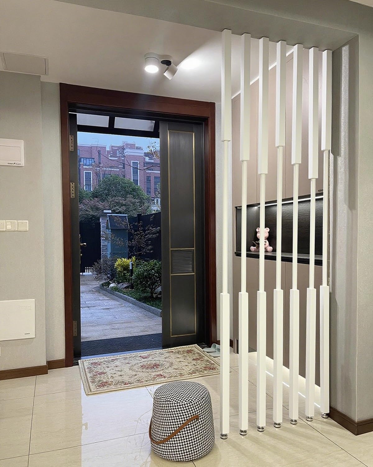 Separador de Ambientes Blanco para Sala de Estar con Barras de Suelo a Techo