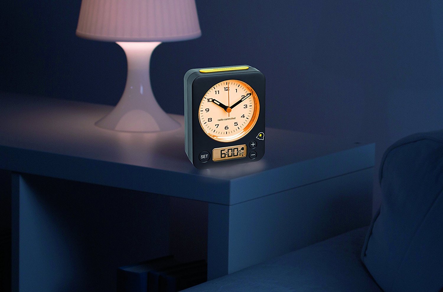 TFA-Dostmann 60.1511 Radio Despertador Combo Reloj Despertador de Viaje analógica, Negro-Rojo con baterías