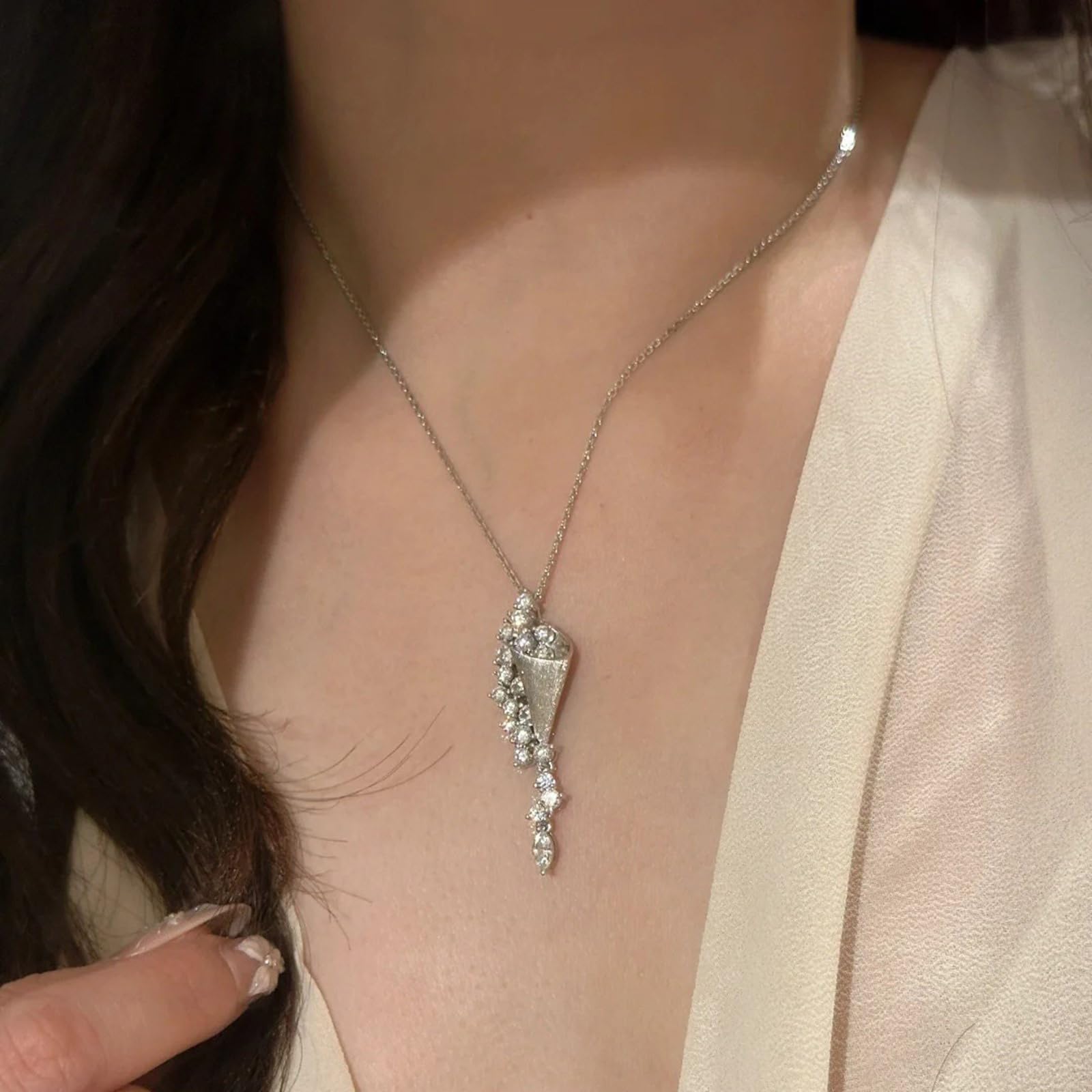 Bella collana con ciondolo a forma di imbuto intricata e accento creativo regalo alla moda per collana di compleanno a forma di stella