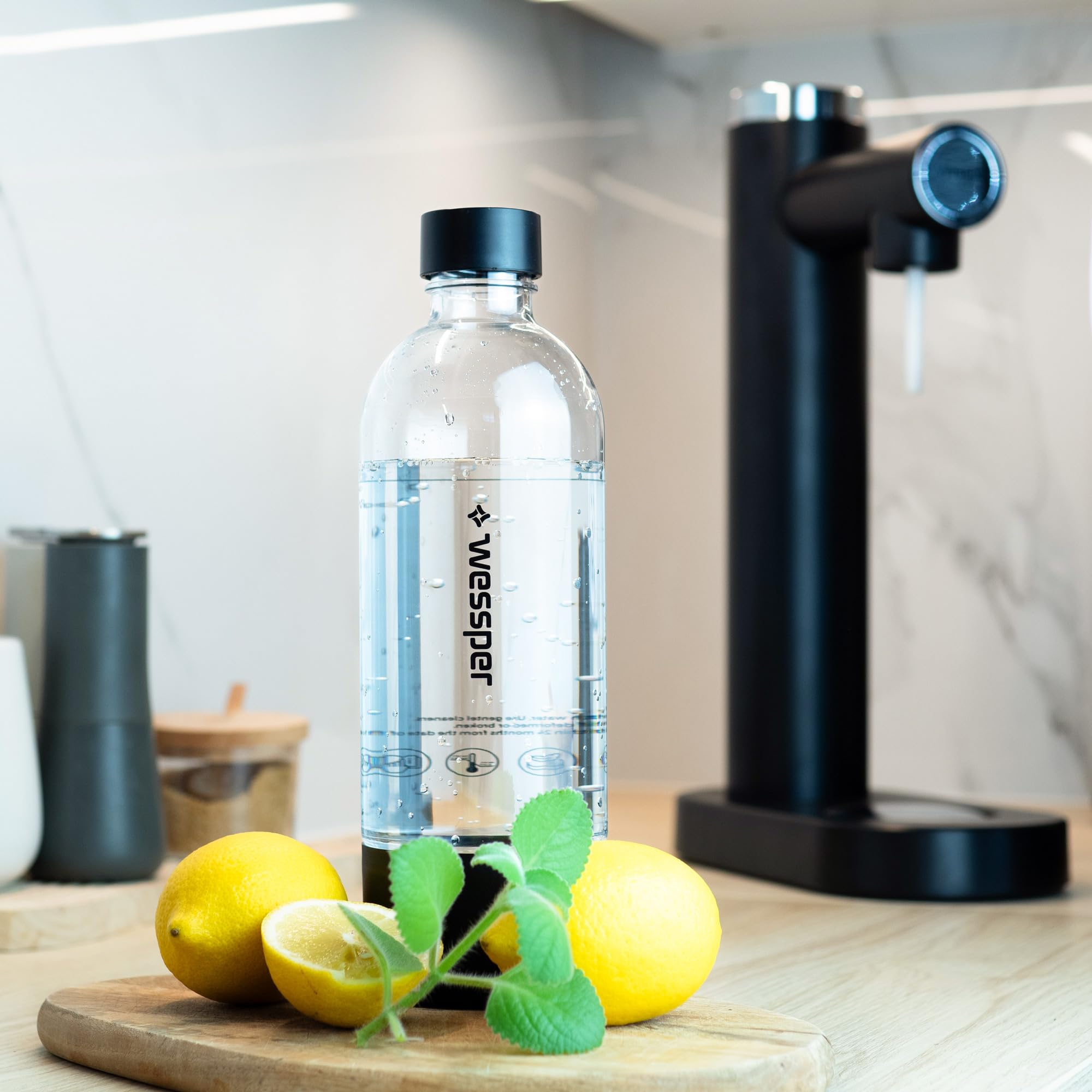 Sodastream Flaschen Wessper Wassersprudler, Sprudelwasser Maschine, Set 800ml Wasser Sprudel PET- Flaschen BPA-Frei & 60L CO2 Zylinder | Trinkwassersprudler Water Carbonator Pro | Weiß Soda Stream