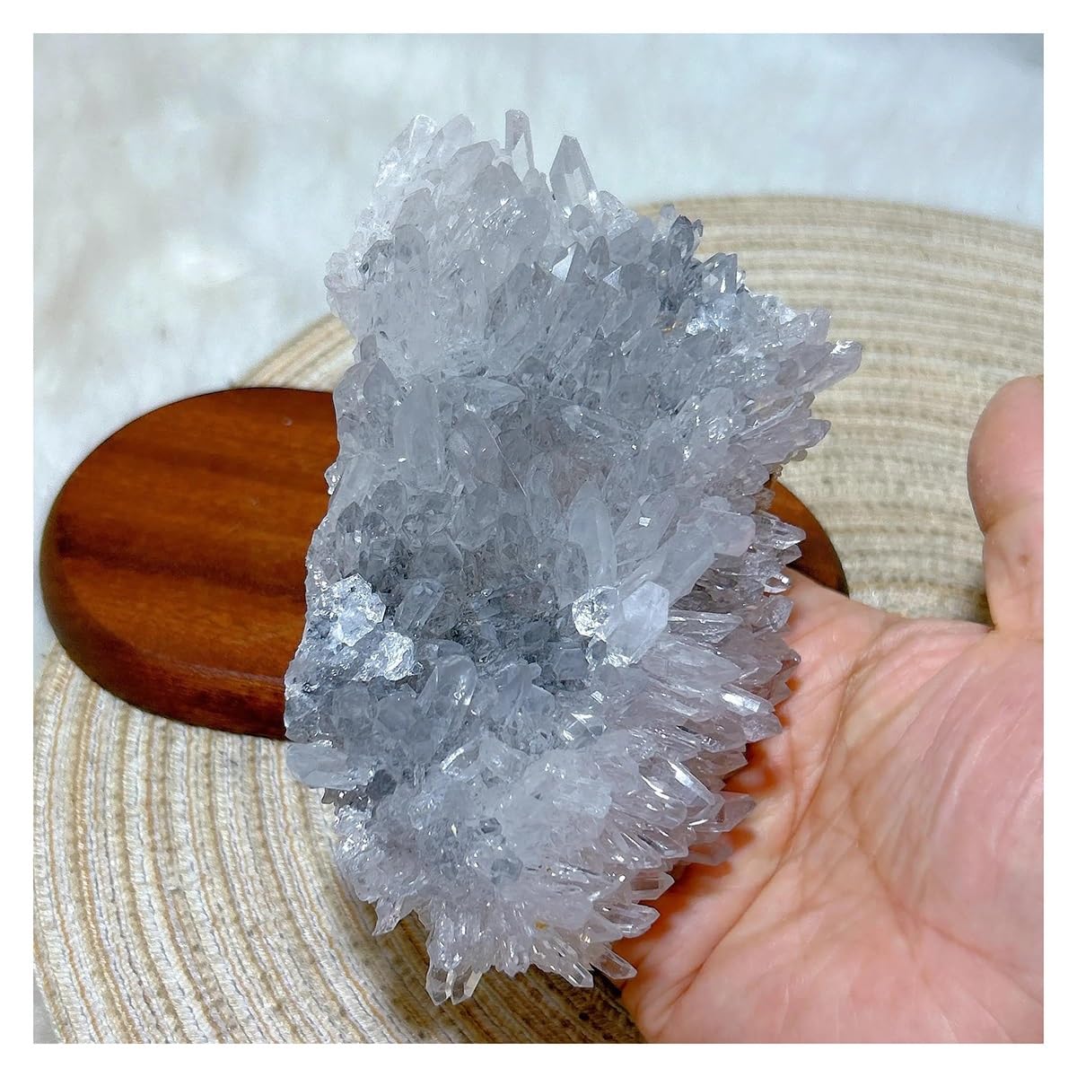 Espécimen de cuarzo cristalino de alta pureza mineral con collar de soporte exclusivo