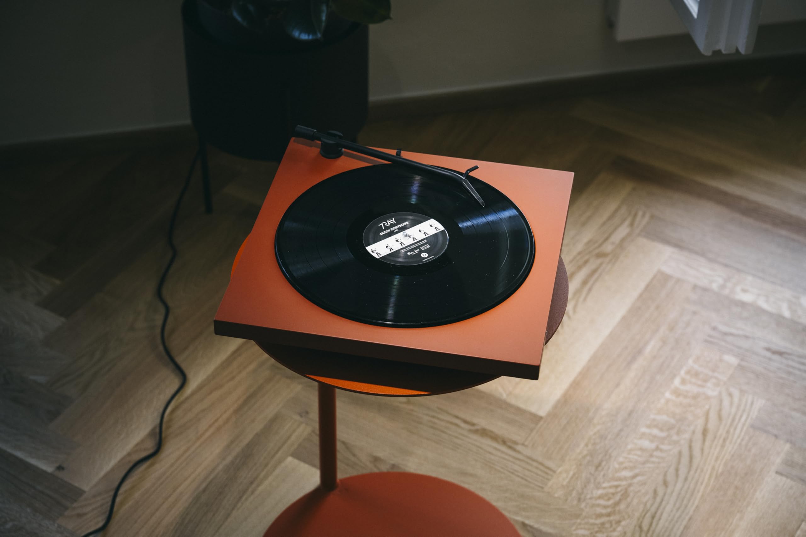 Tone Turntable - Giradischi minimalista con Bluetooth, preamplificatore phono integrato, braccio di alta qualità, trasmissione a cinghia, Tone Factory - Made in Europe (rosso)
