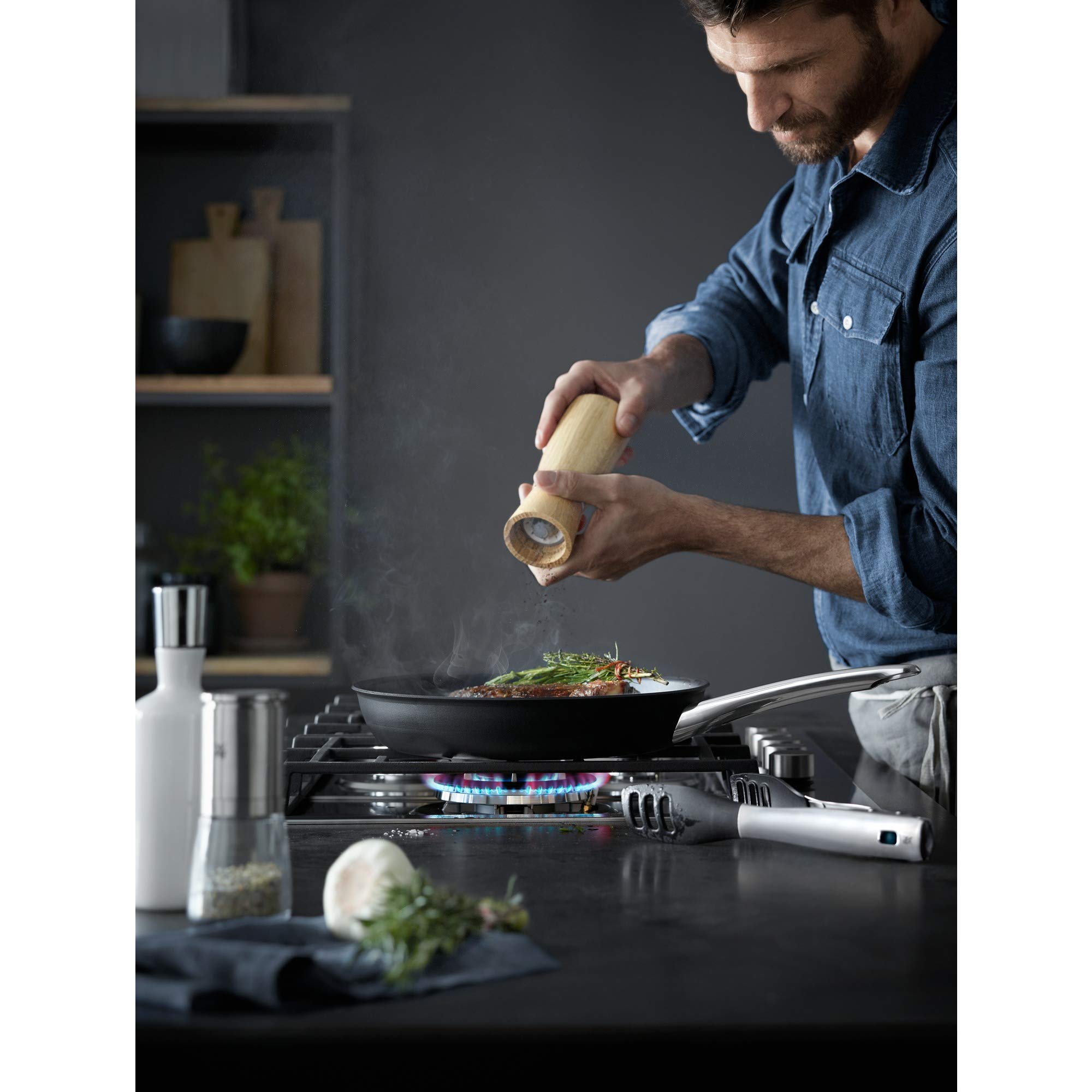 WMF Steak profesjonalna patelnia do serwowania, 28 cm, do kuchenek indukcyjnych, idealna do ostrego smażenia, materiał wielowarstwowy, Rapid Heat Control, nadaje się do piekarnika